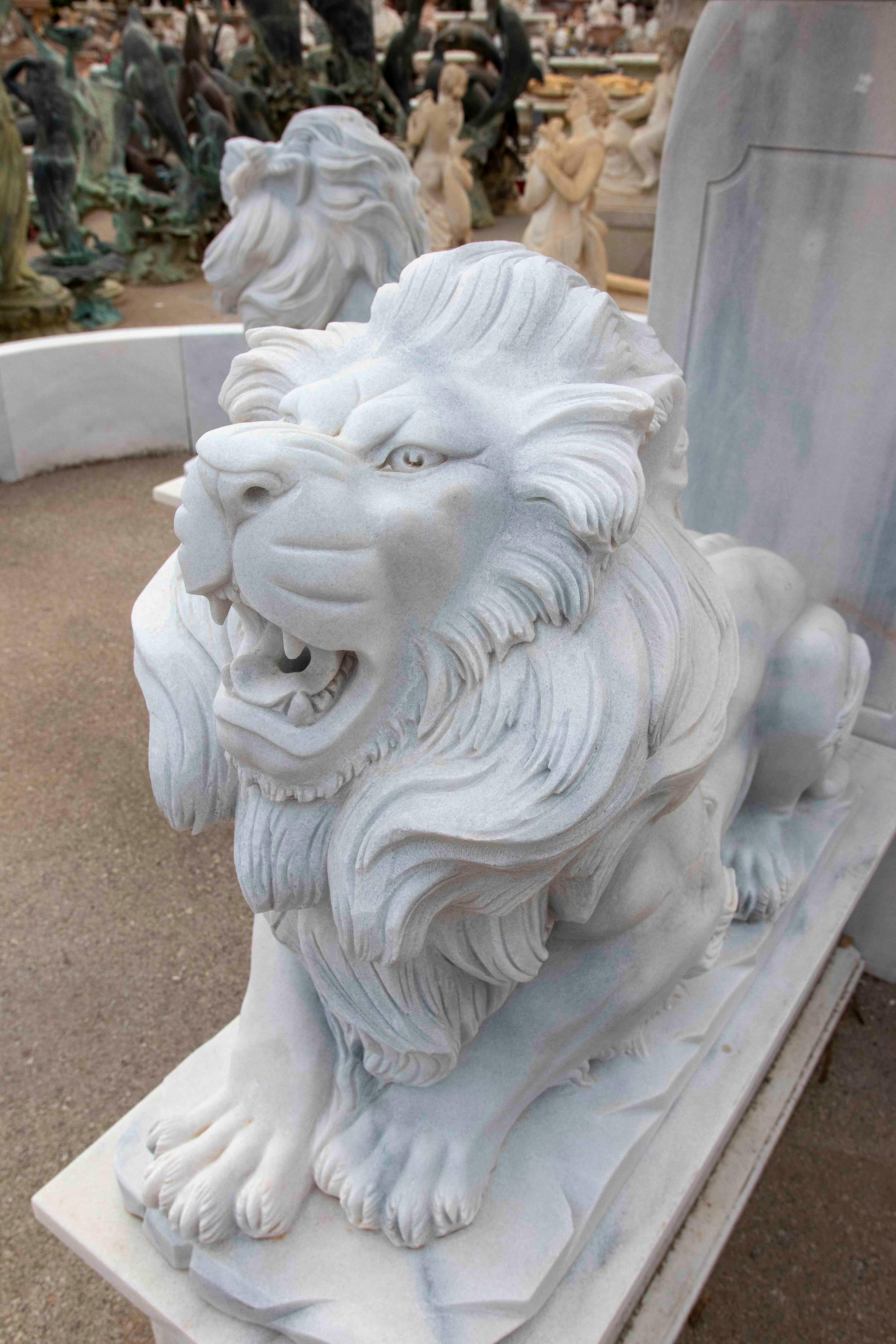 Fontana monumentale scolpita a mano con recinzione in Whiting e venature grigie in vendita 9
