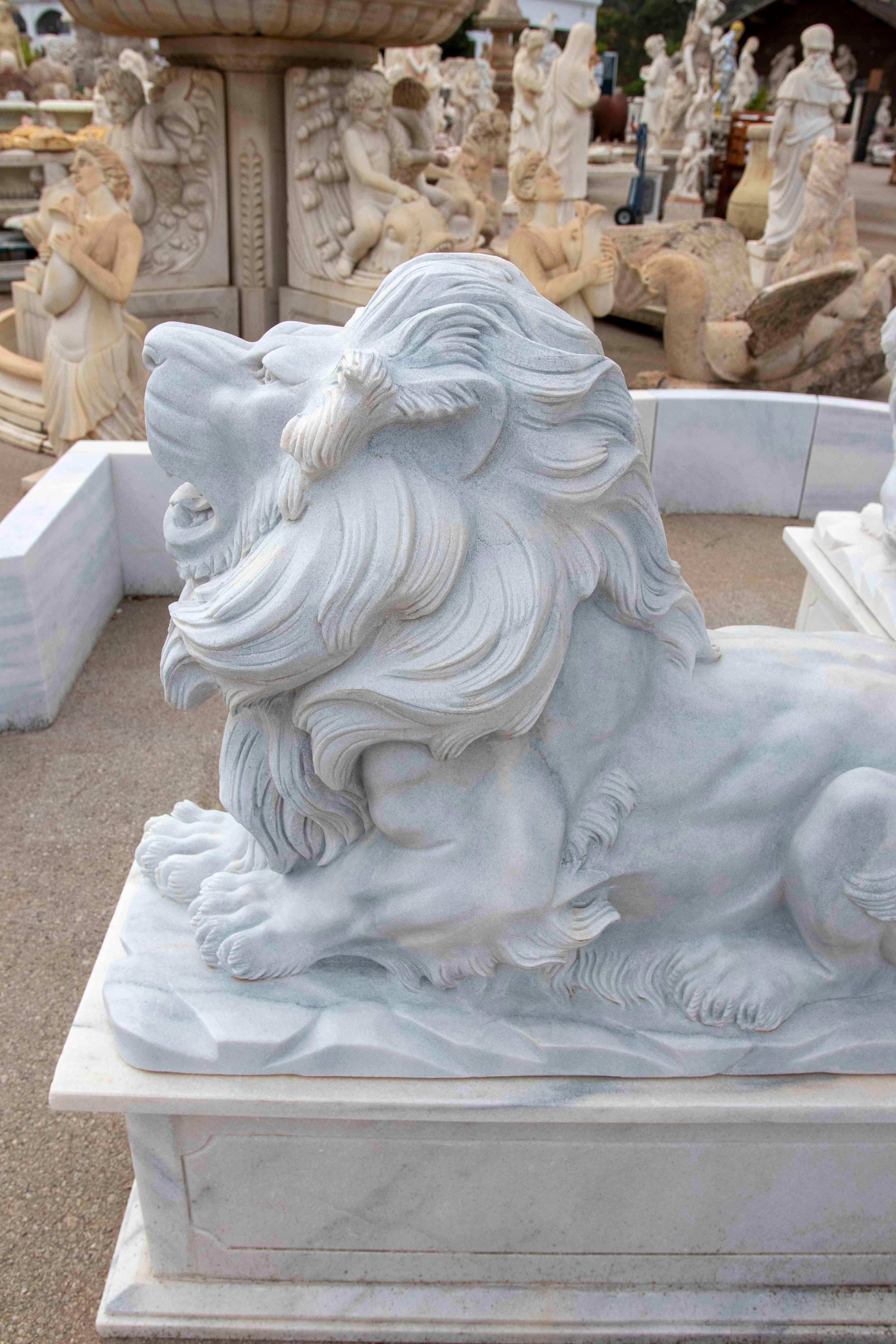 Fontana monumentale scolpita a mano con recinzione in Whiting e venature grigie in vendita 10