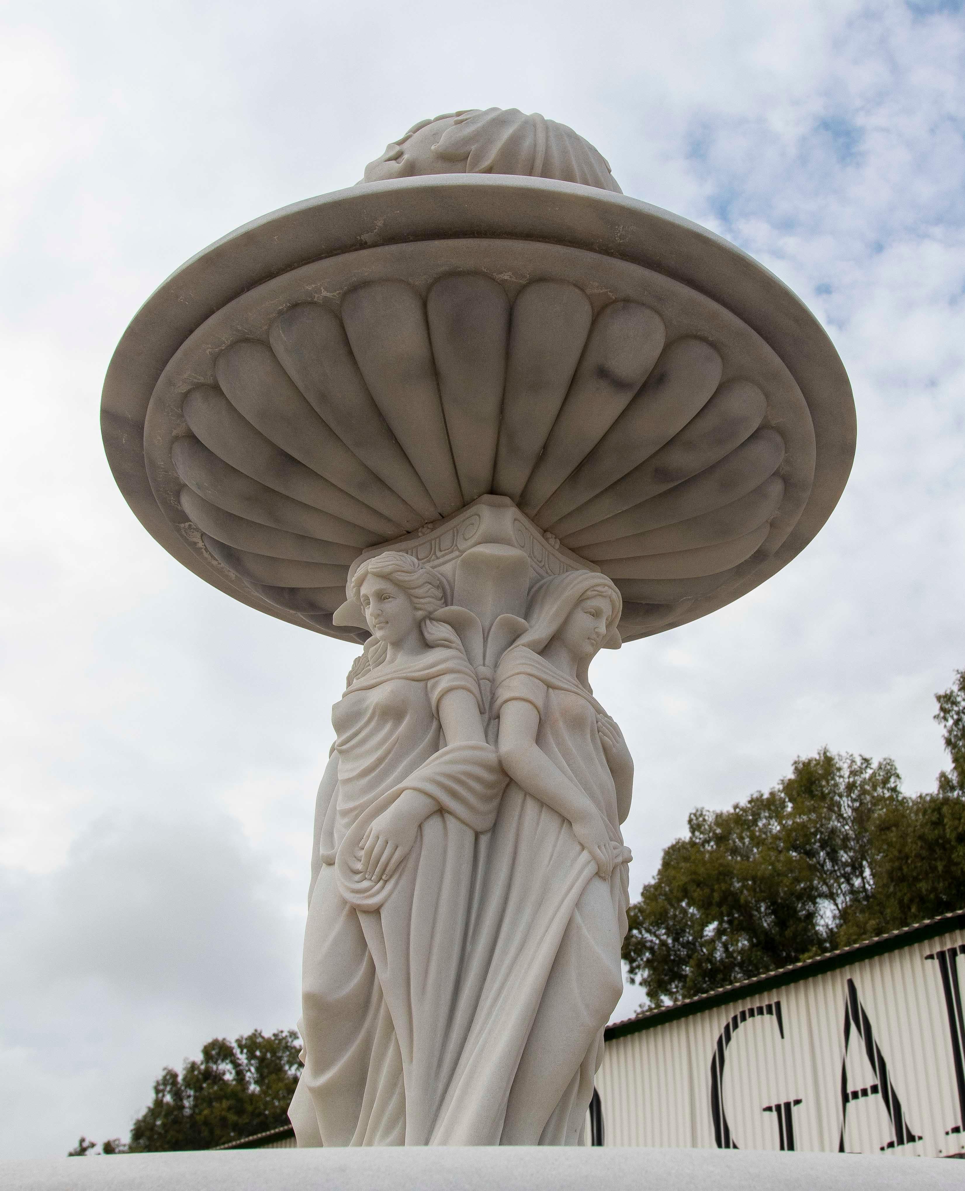Asiatico Fontana monumentale scolpita a mano con recinzione in Whiting e venature grigie in vendita