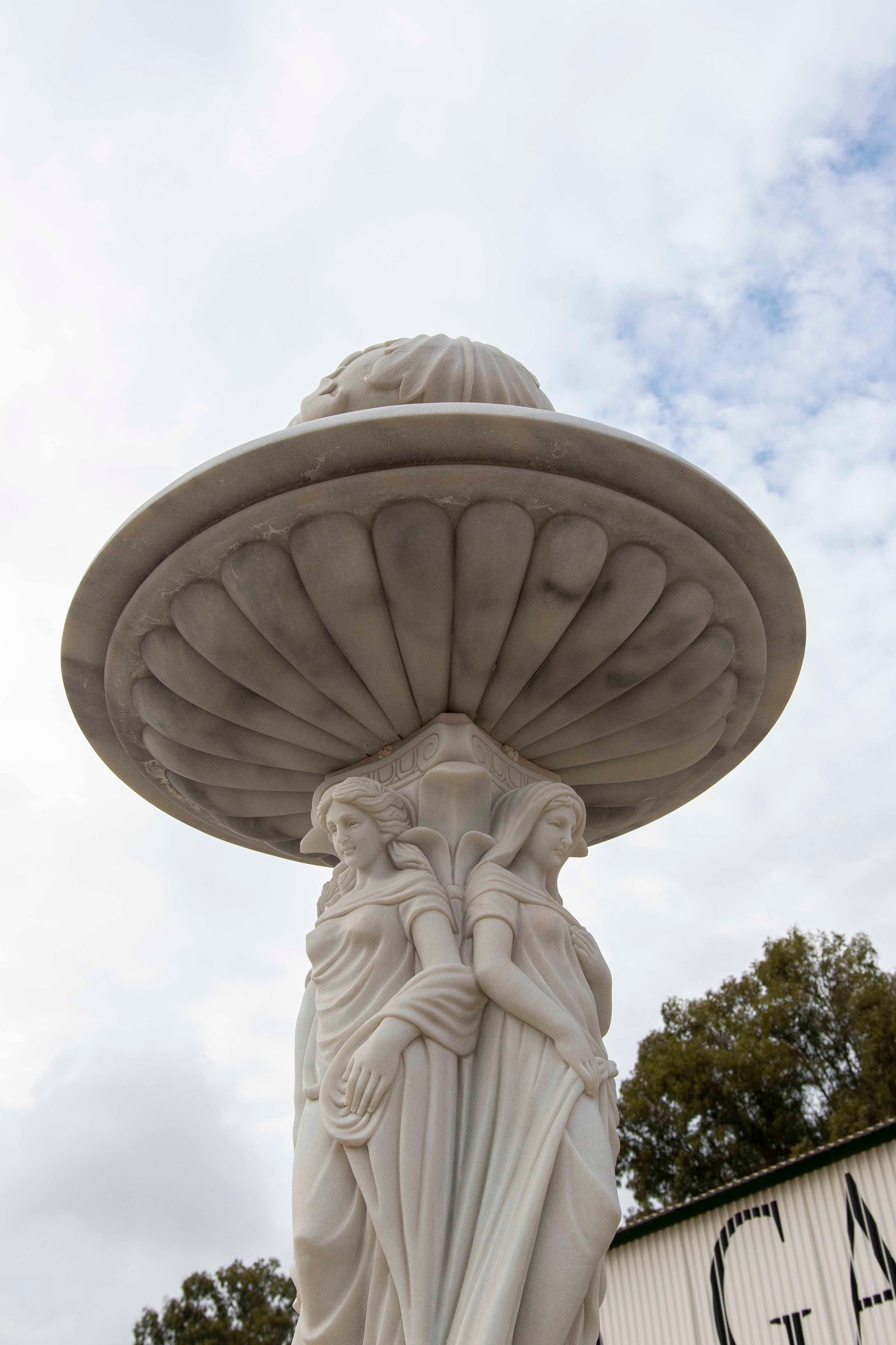 Fontana monumentale scolpita a mano con recinzione in Whiting e venature grigie In condizioni buone in vendita a Marbella, ES