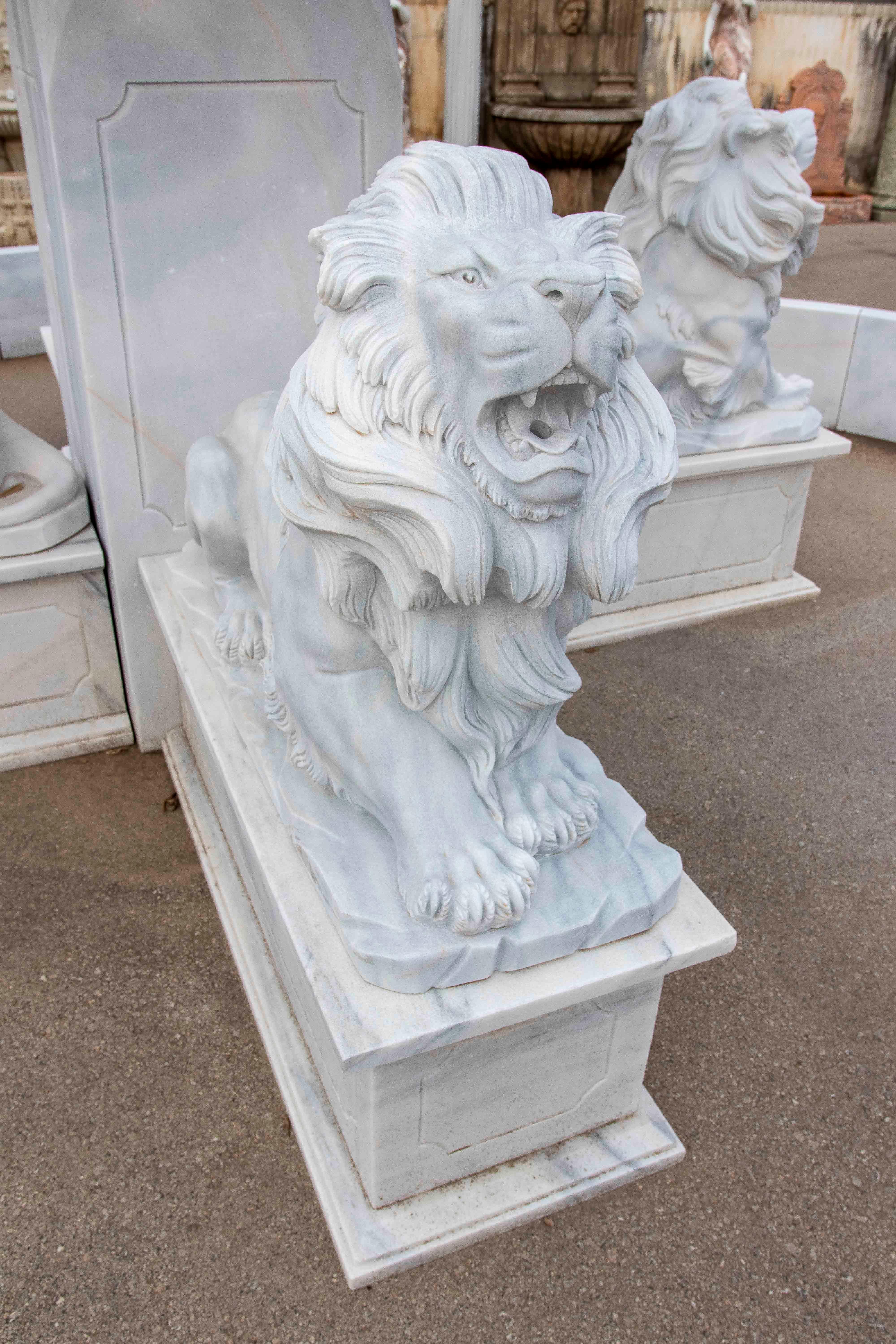 Fontana monumentale scolpita a mano con recinzione in Whiting e venature grigie in vendita 1