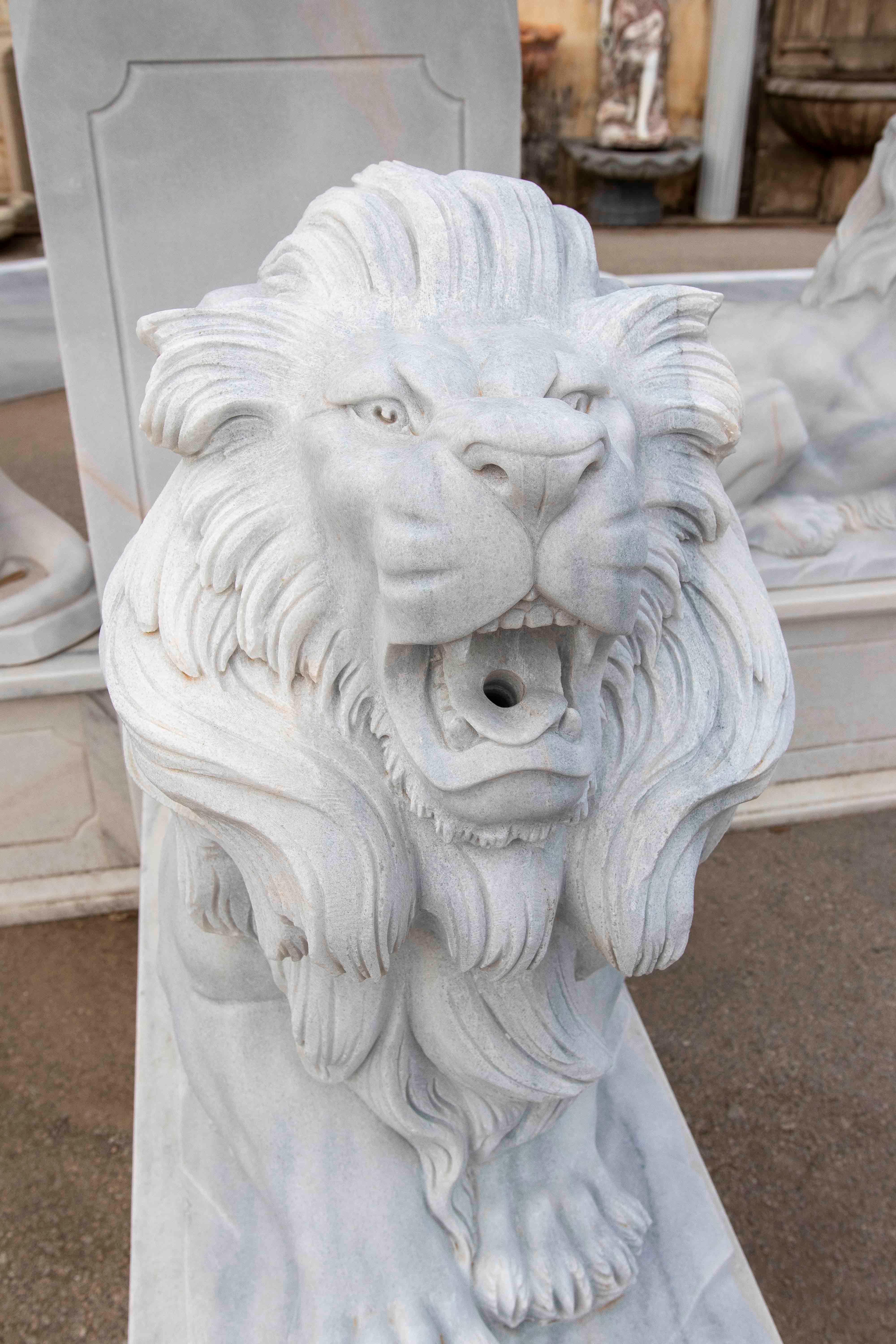 Fontana monumentale scolpita a mano con recinzione in Whiting e venature grigie in vendita 2