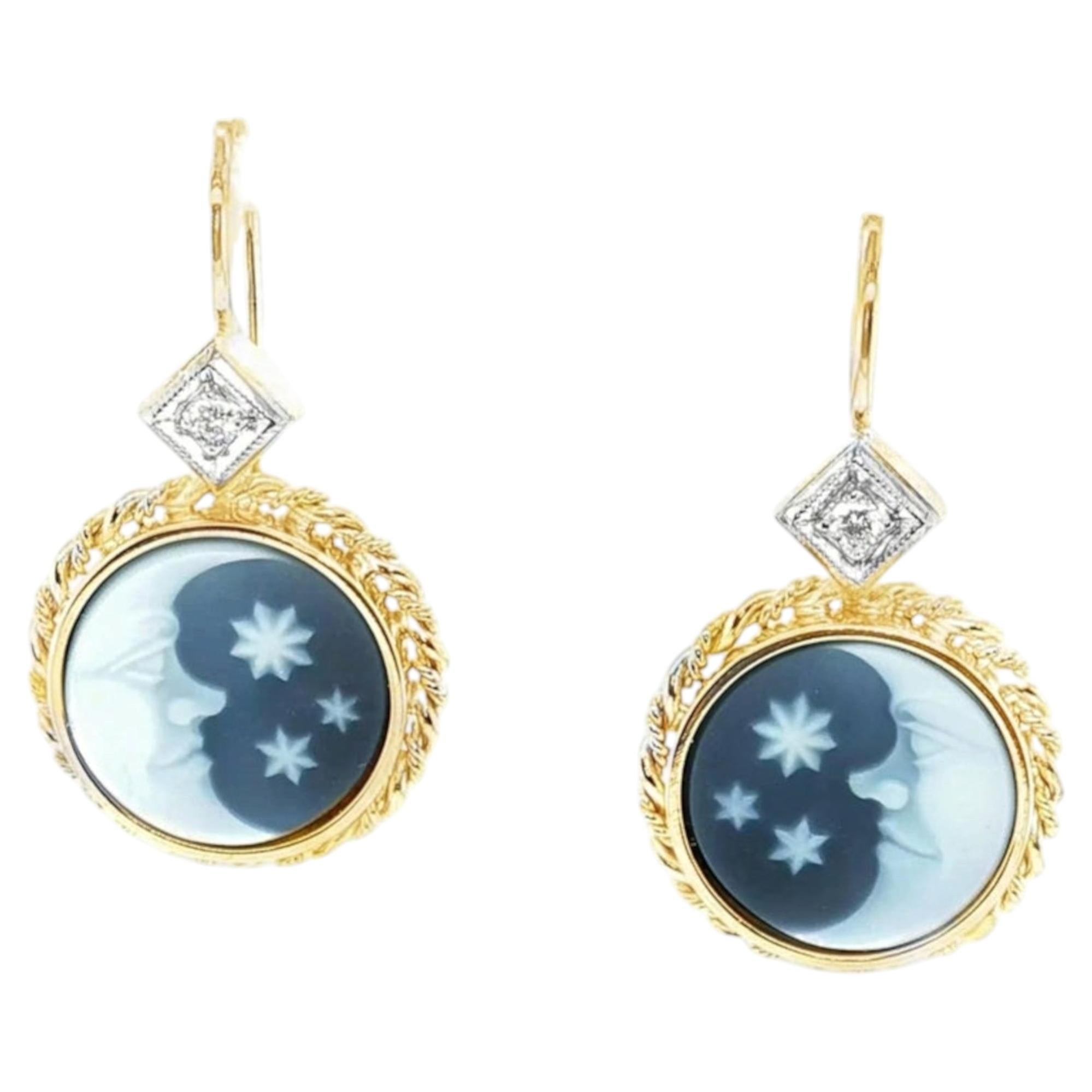 Boucles d'oreilles pendantes en or 18k "Lune et étoiles" en agate camée et diamants, sculptées à la main en vente