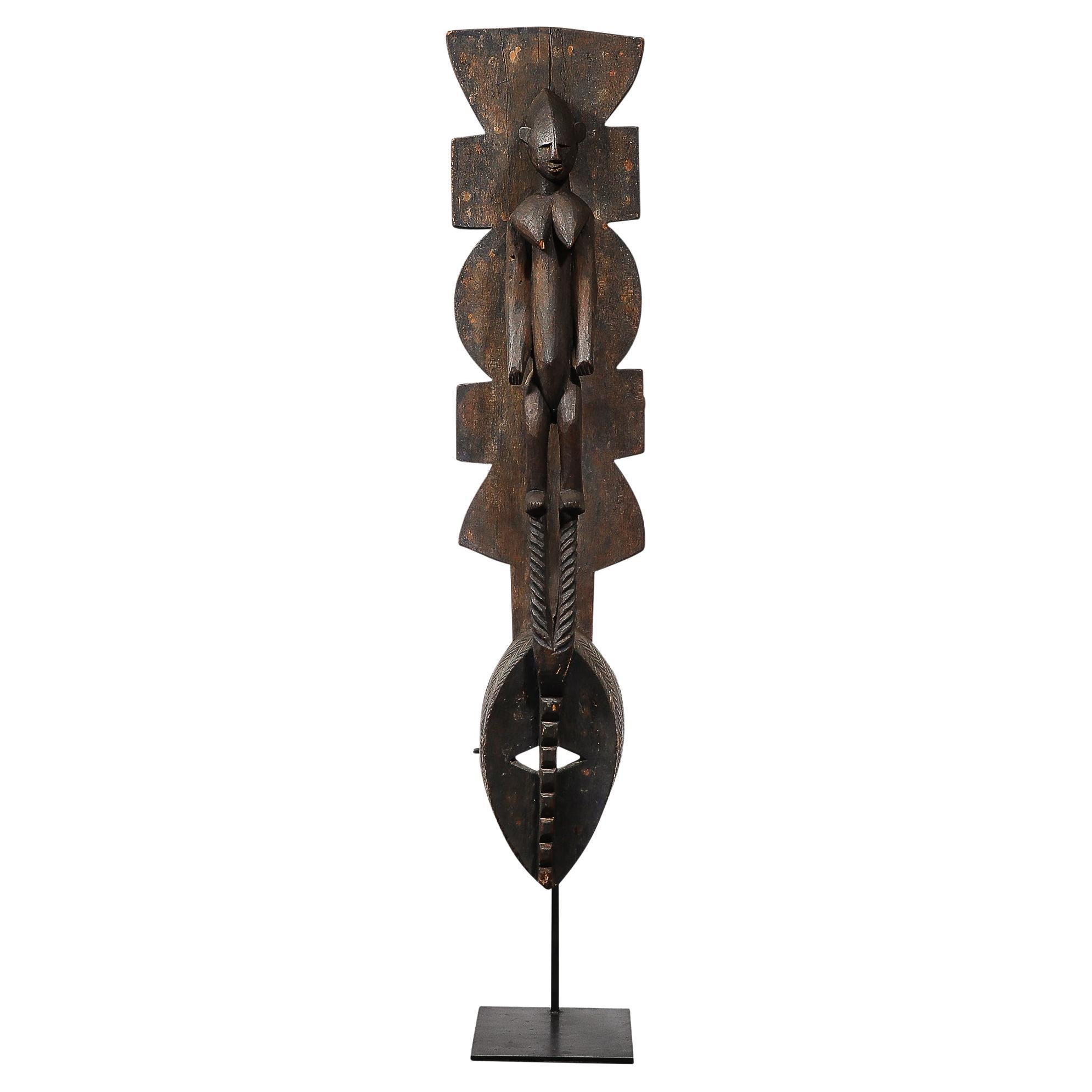 Máscara Ceremonial de Madera de la Tribu Mossi Tallada a Mano sobre Base Escultórica Elevada