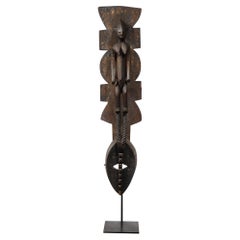 Máscara Ceremonial de Madera de la Tribu Mossi Tallada a Mano sobre Base Escultórica Elevada