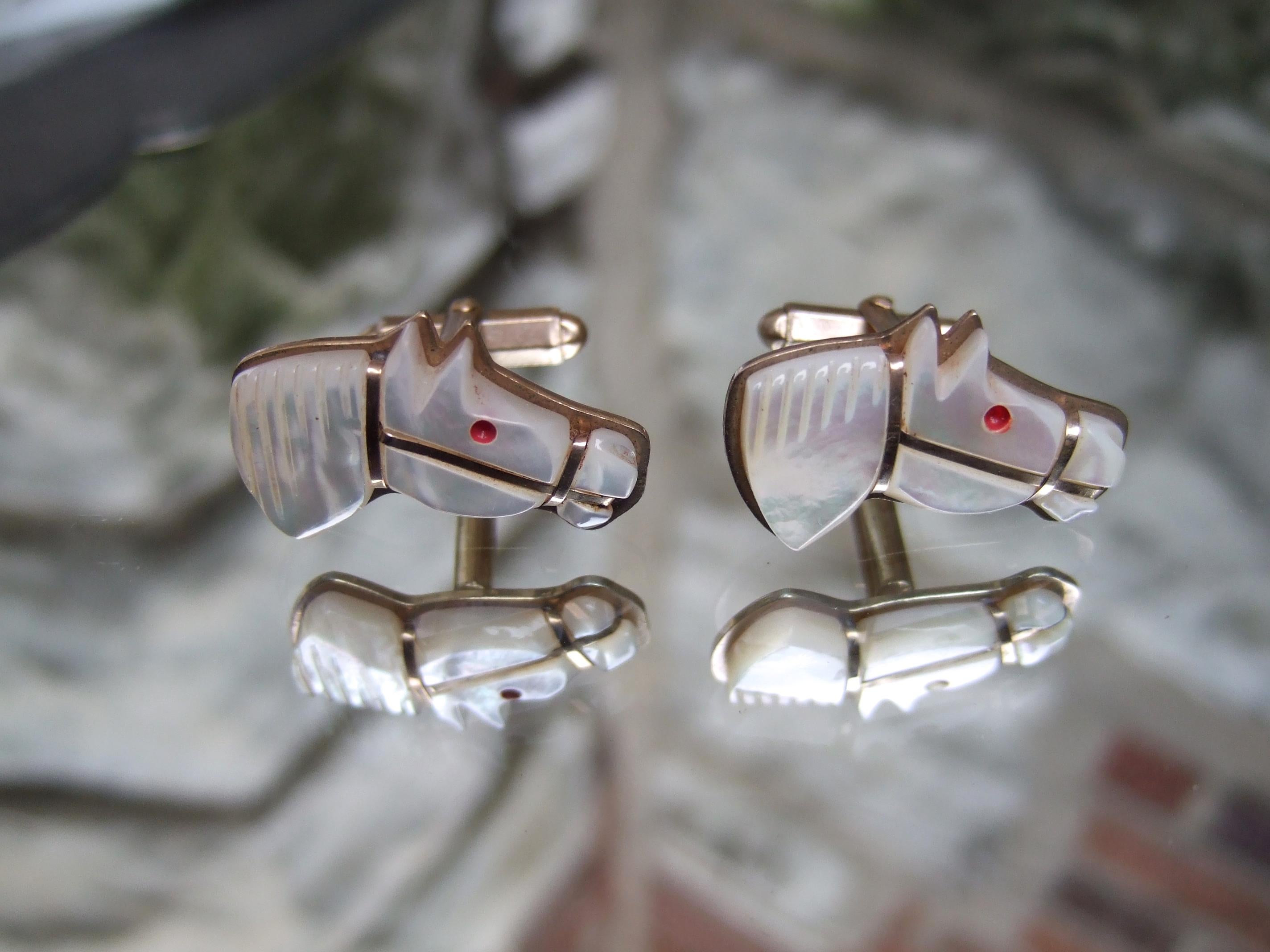 Hand Carved Mother of Pearl Equine Cufflinks & Tie Bar Set c 1950s In Good Condition For Sale In University City, MO