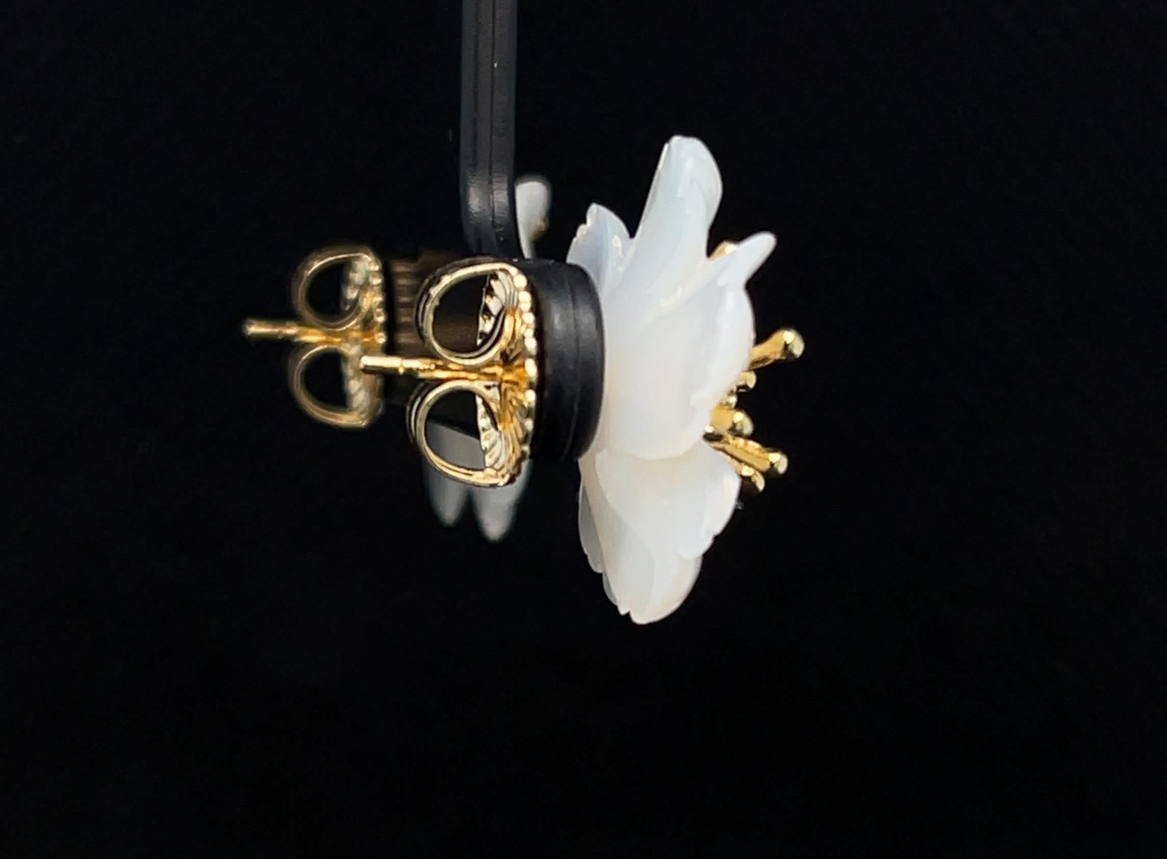 Handgeschnitzte Perlmutt-Blumen-Ohrring-Jacken mit Diamant-Stamen-Pfosten (Kunsthandwerker*in) im Angebot