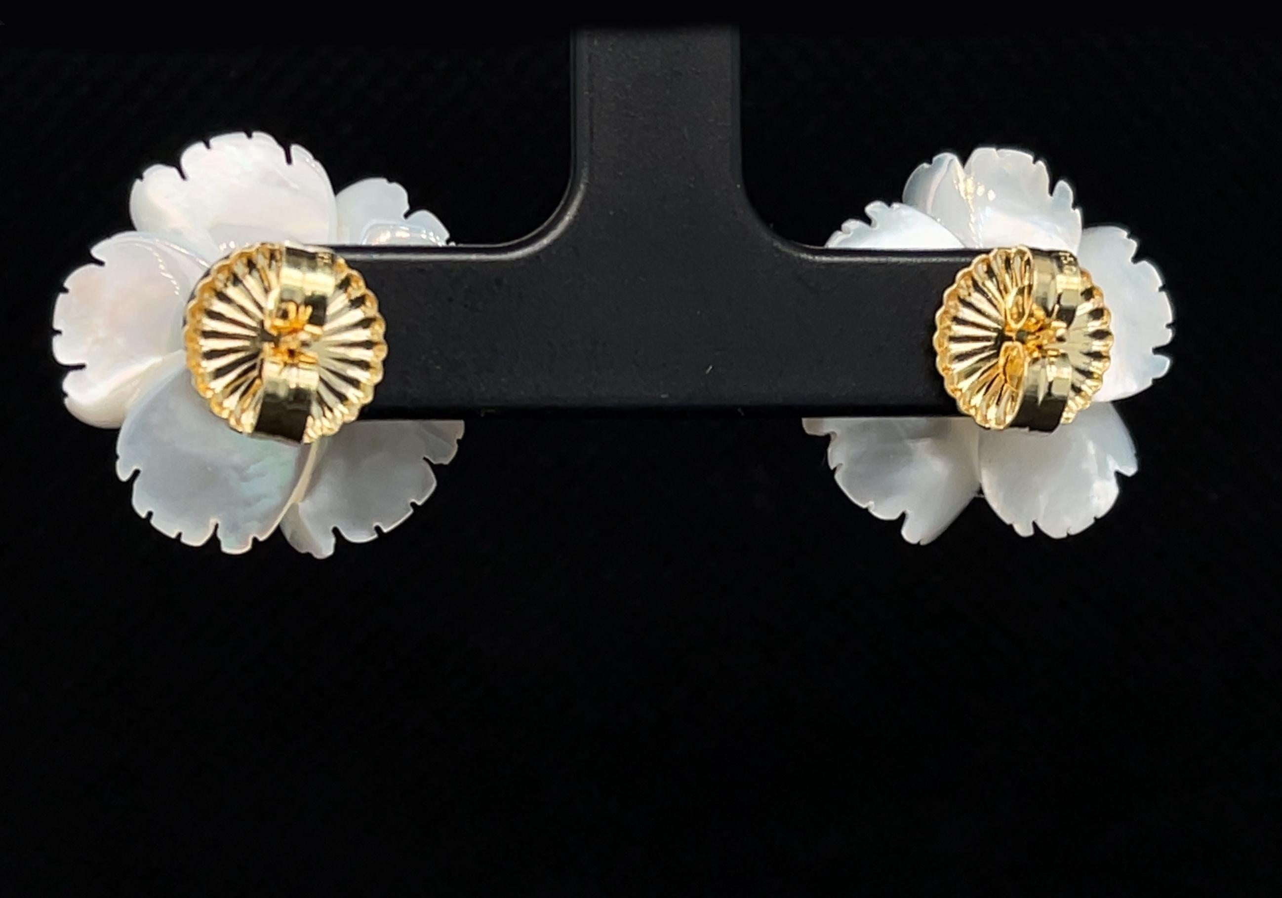 Handgeschnitzte Perlmutt-Blumen-Ohrring-Jacken mit Diamant-Stamen-Pfosten (Brillantschliff) im Angebot