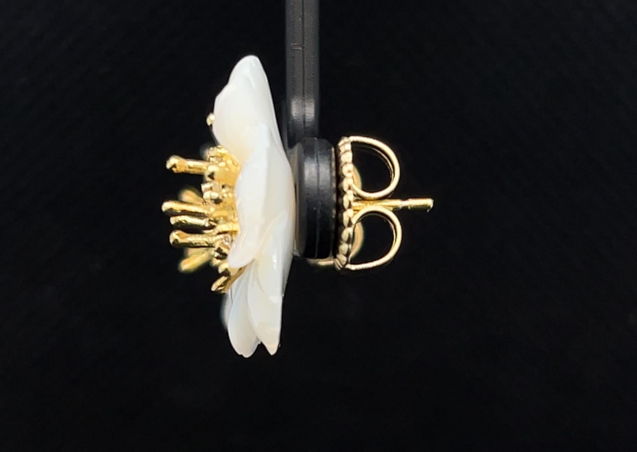 Handgeschnitzte Perlmutt-Blumen-Ohrring-Jacken mit Diamant-Stamen-Pfosten im Zustand „Neu“ im Angebot in Los Angeles, CA