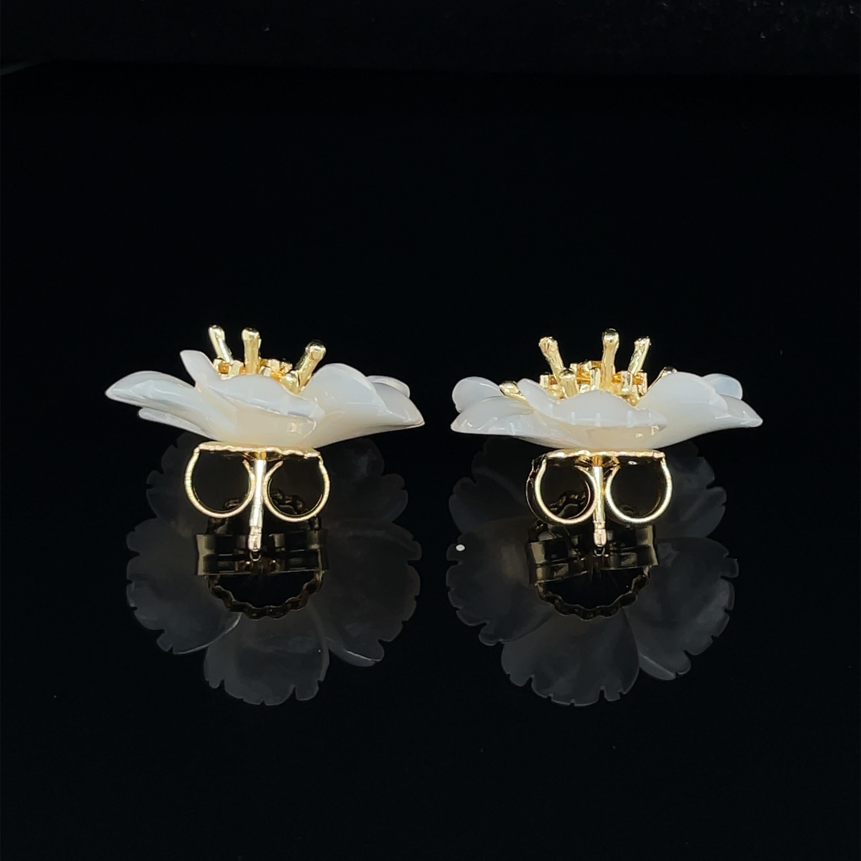 Hand Carved Mother-of-Pearl Flower Earrings 18K Gold Yellow Sapphire Stamens In New Condition In Los Angeles, CA
