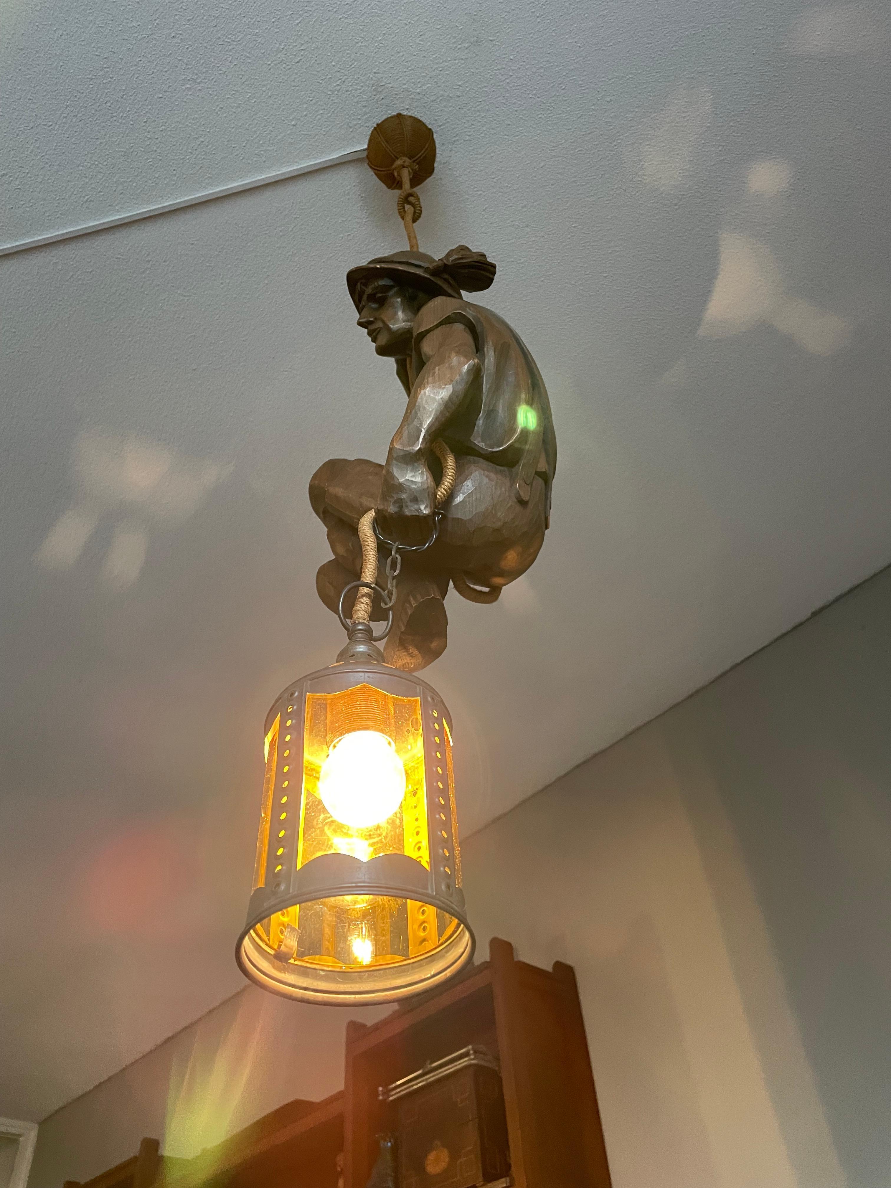 Lampe à suspension sculptée à la main en forme de monticule avec Lanterne en laiton Arts & Crafts en vente 3