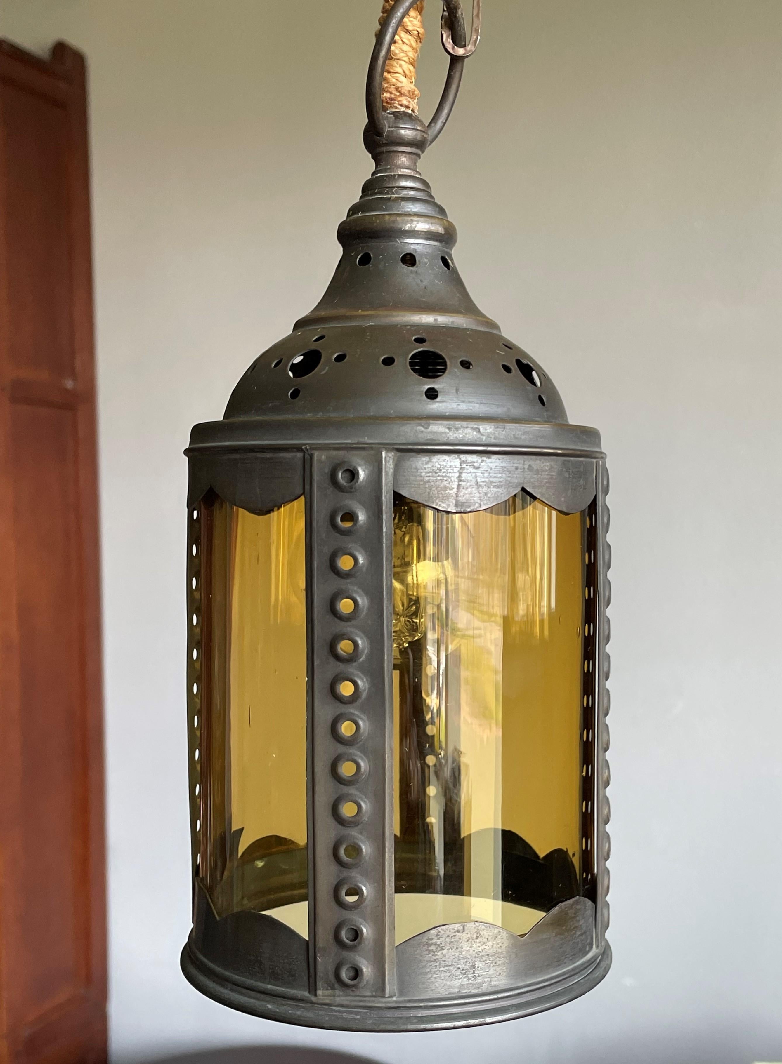 Lampe à suspension sculptée à la main en forme de monticule avec Lanterne en laiton Arts & Crafts en vente 1