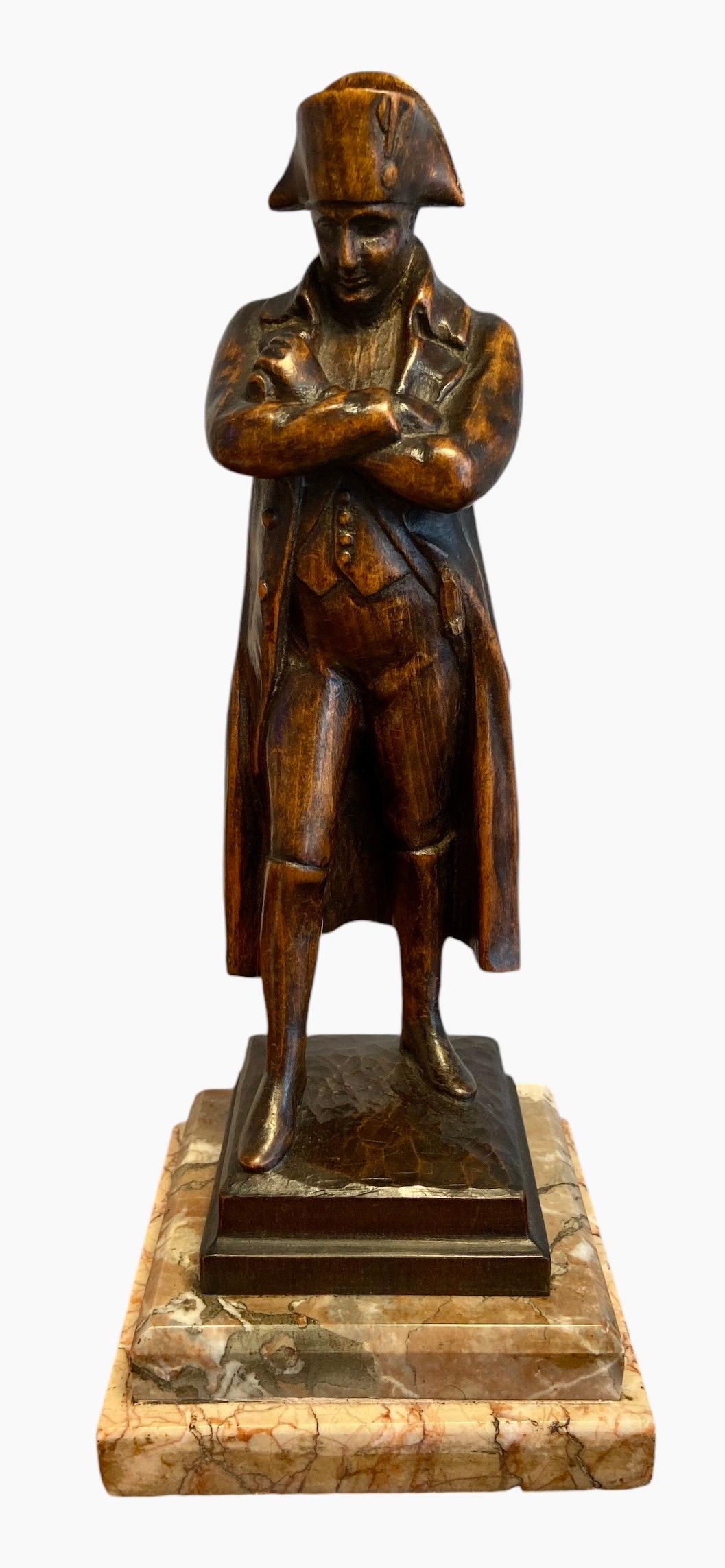 Napoleón Bonaparte tallado a mano en nogal sobre una base de mármol de colores.
A menudo ves esculturas de Napoleón Bonaparte en bronce, rara vez en madera.
