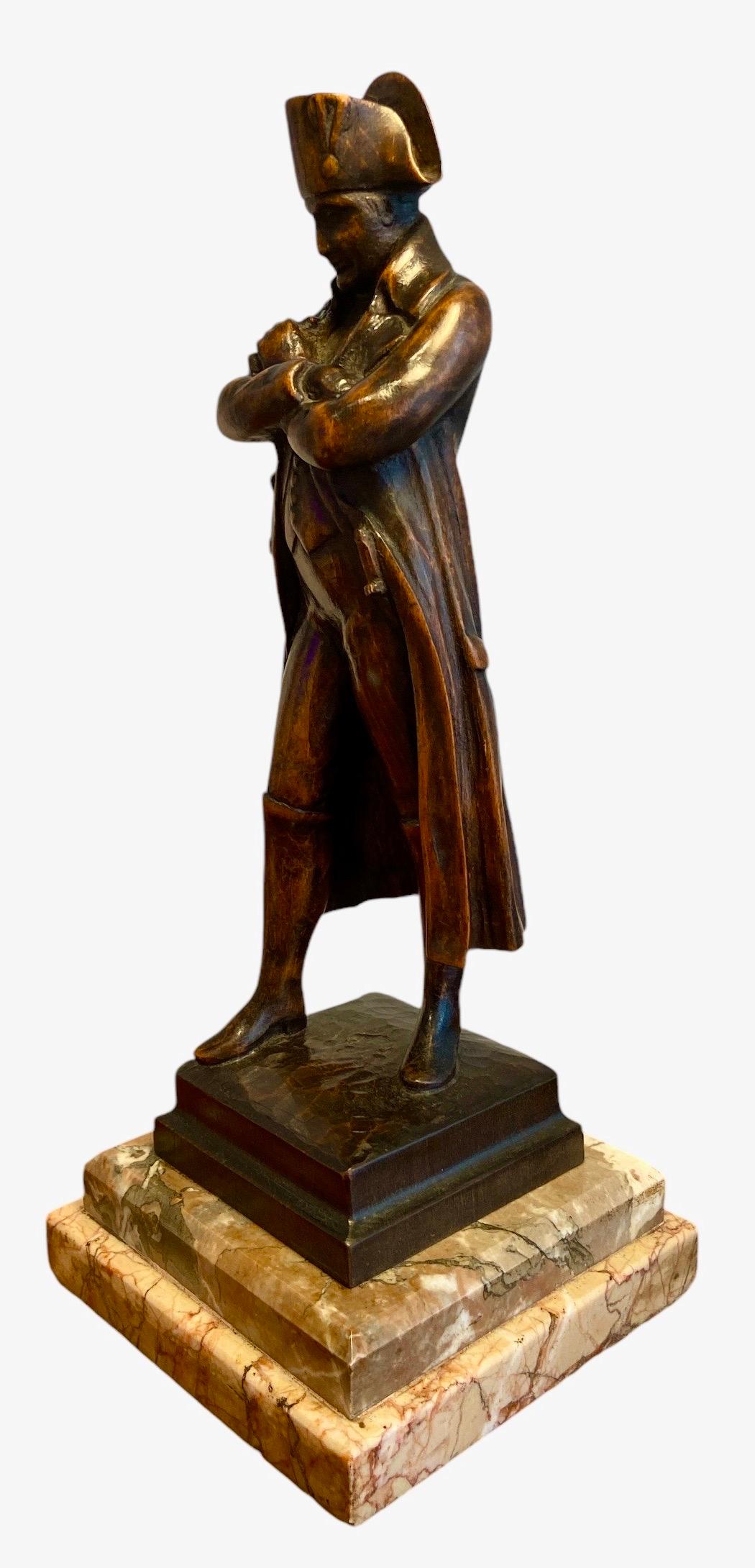 Napoleón Bonaparte tallado a mano en madera de nogal Imperio en venta