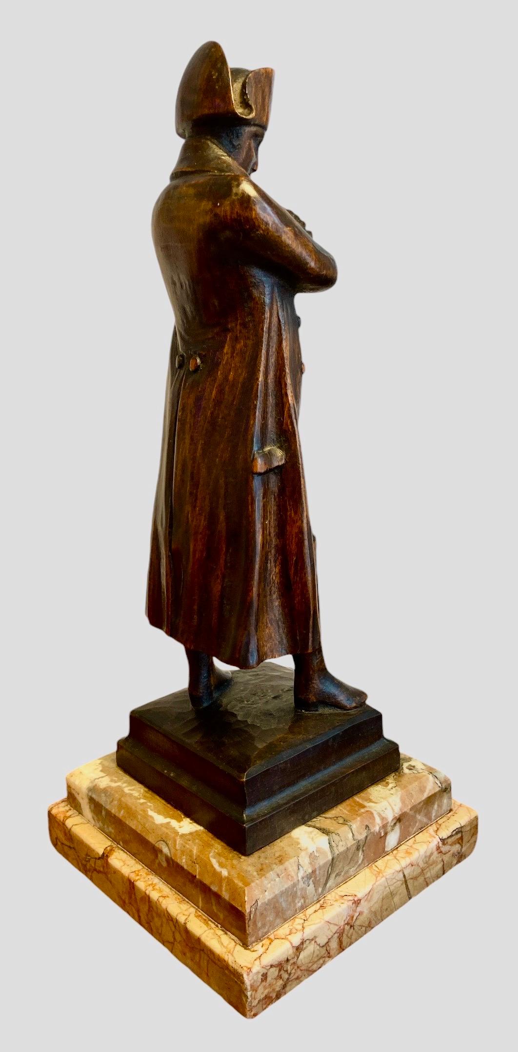 Napoleón Bonaparte tallado a mano en madera de nogal principios del siglo XX en venta