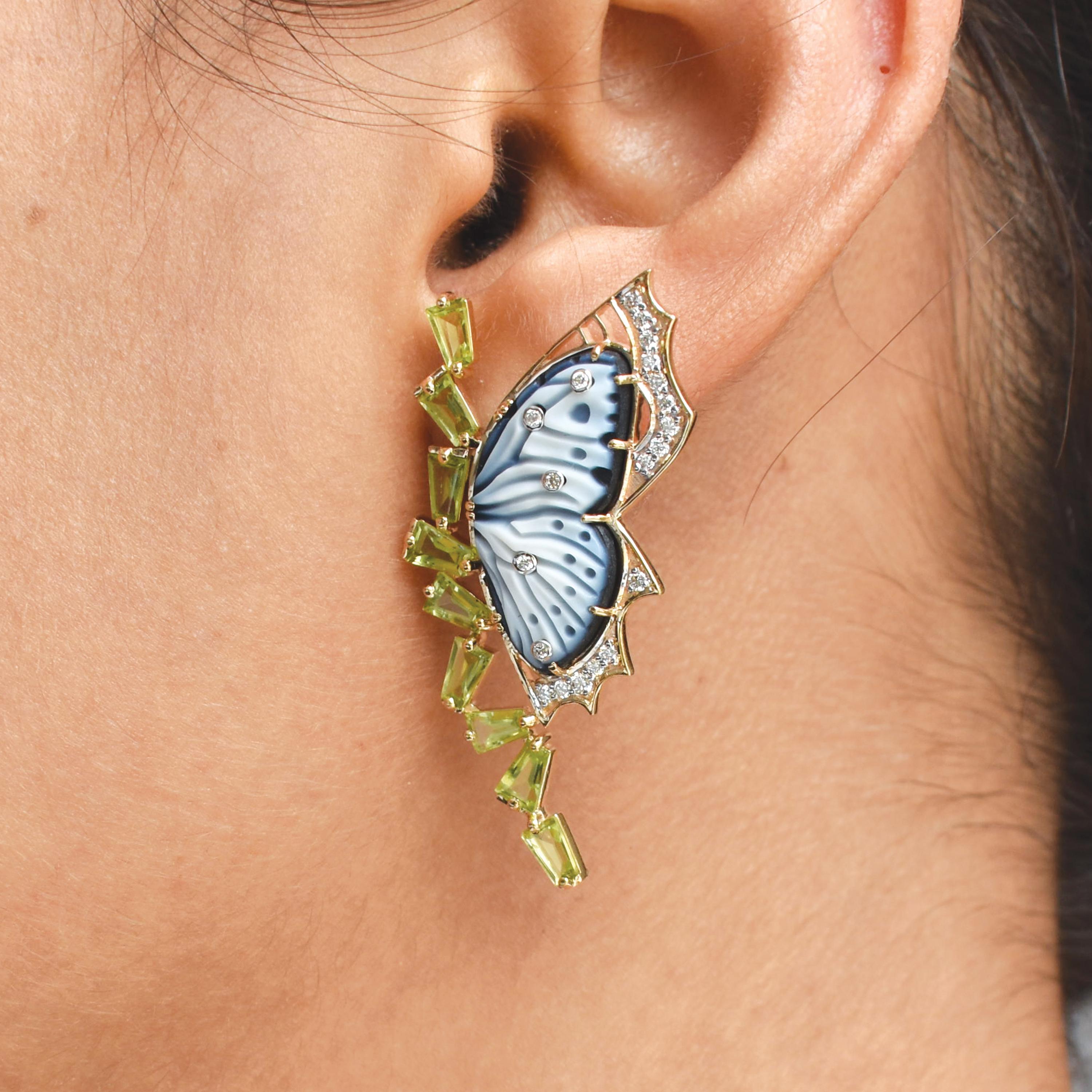 Boucles d'oreilles pendantes en or avec peridot, papillon en agate naturelle sculptée à la main en vente 3