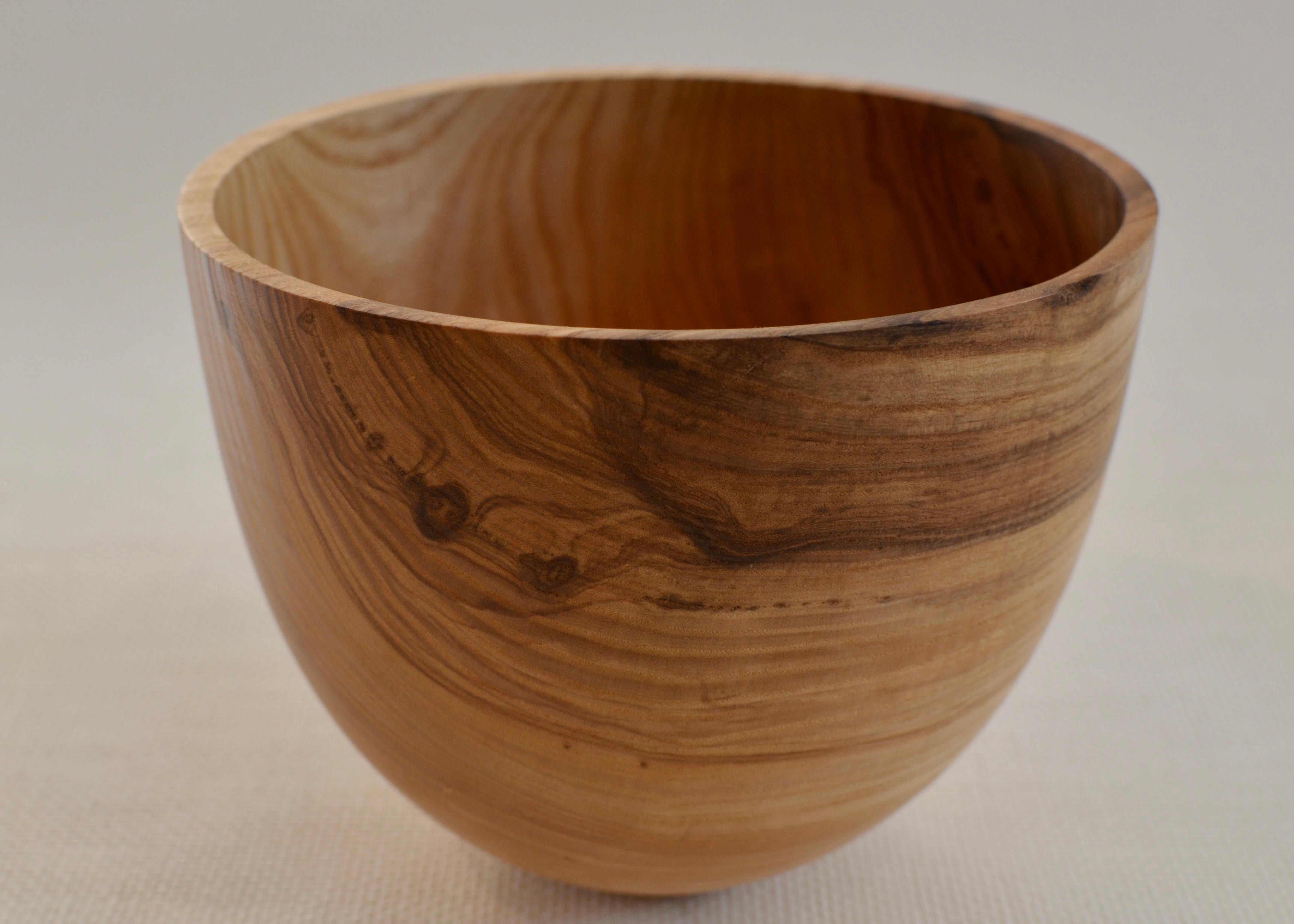 Bol en bois de frêne centenaire, sculpté à la main, au grain naturel. Créé en utilisant uniquement du bois provenant de frênes abattus. Exemplaire unique.