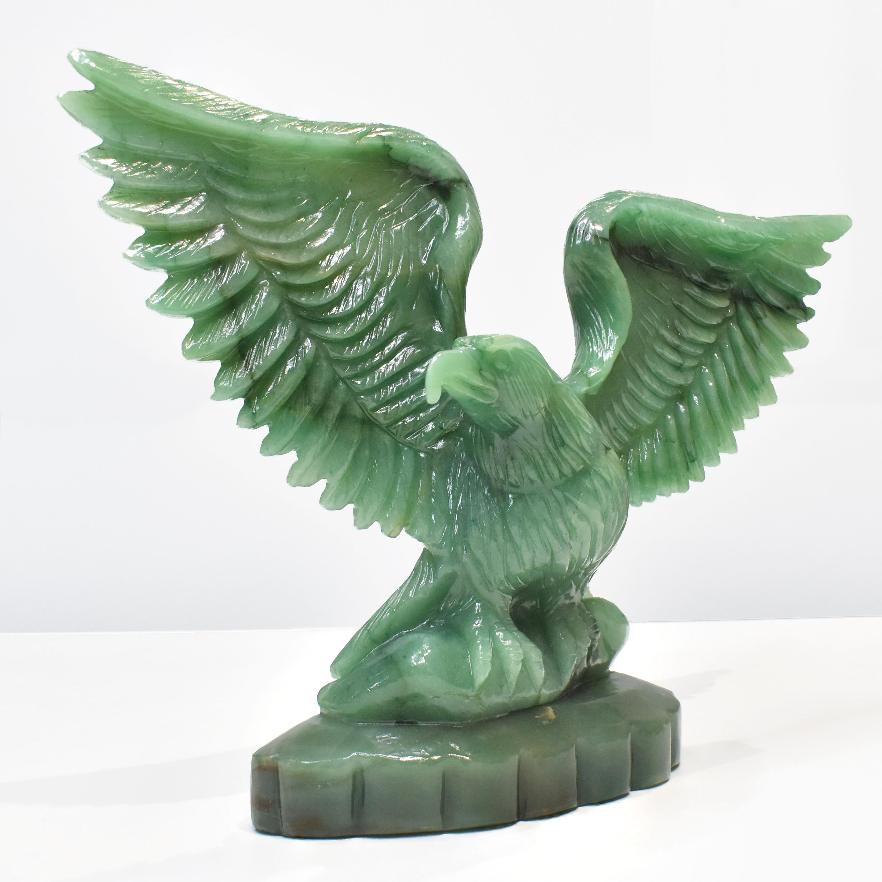 Un'aquila potente ed elegante, scolpita a mano in avventurina verde naturale, famosa per il suo colore rilassante e la sua sottile lucentezza. L'artista cattura la maestosità dell'aquila in pieno volo, con le ali completamente aperte in un'imponente