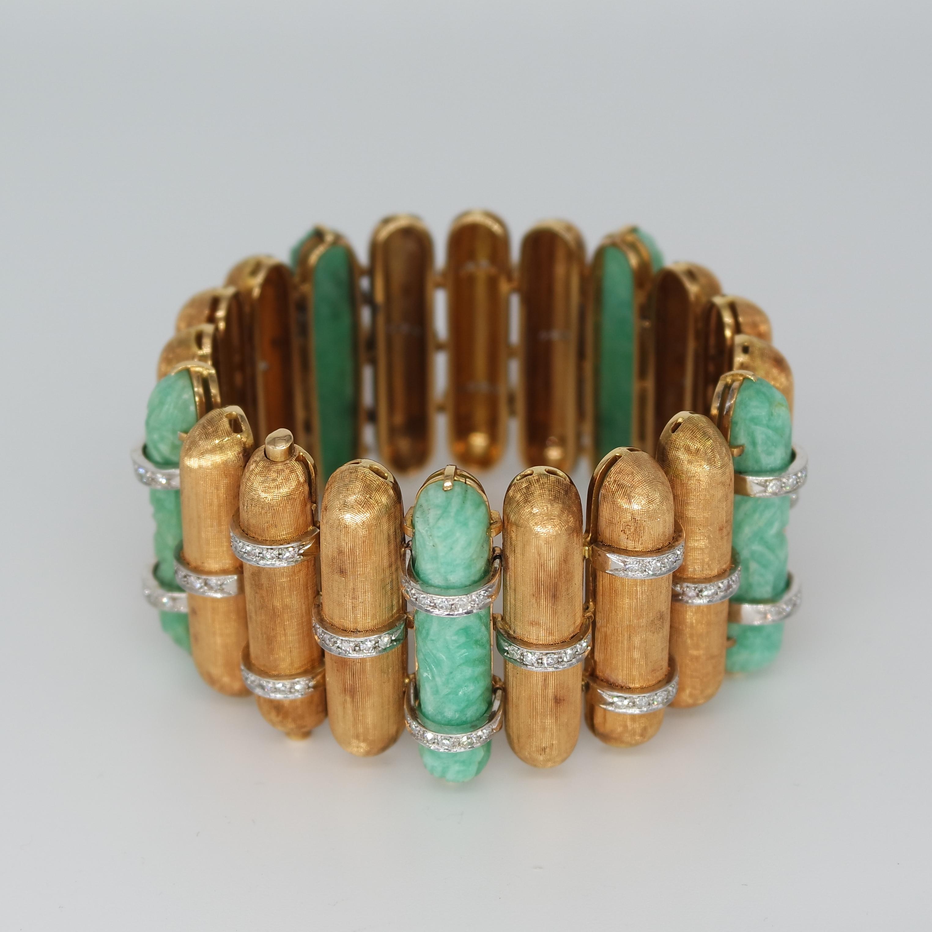 Hand Carved Natural Jade, Diamonds and 18 Karat Gold Cuff Bracelet, 1950 Circa In Excellent Condition In Crema, Cremona
