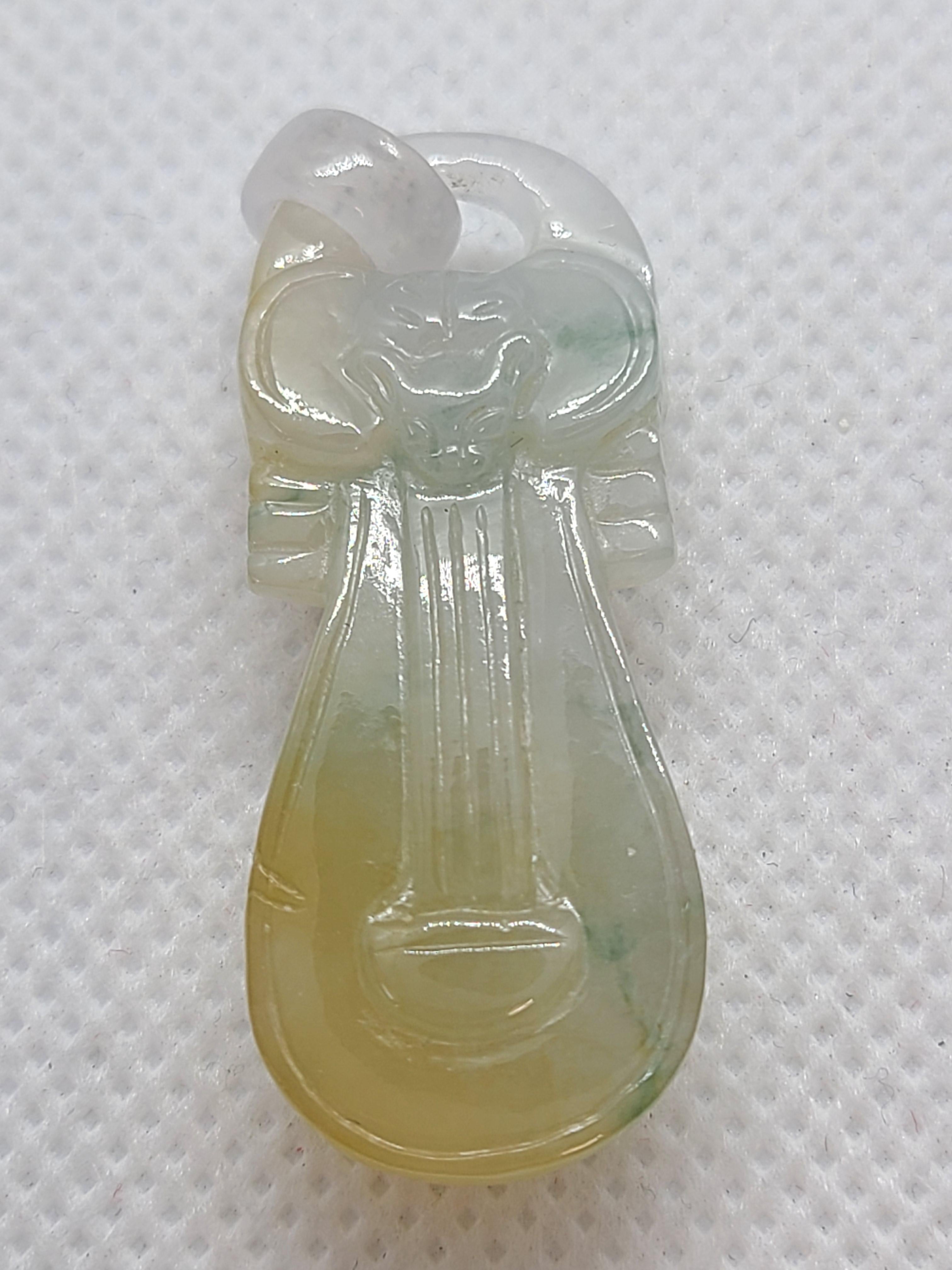 Ciondolo Pipa Ruyi di giada naturale intagliato a mano In condizioni buone in vendita a Pasadena, CA