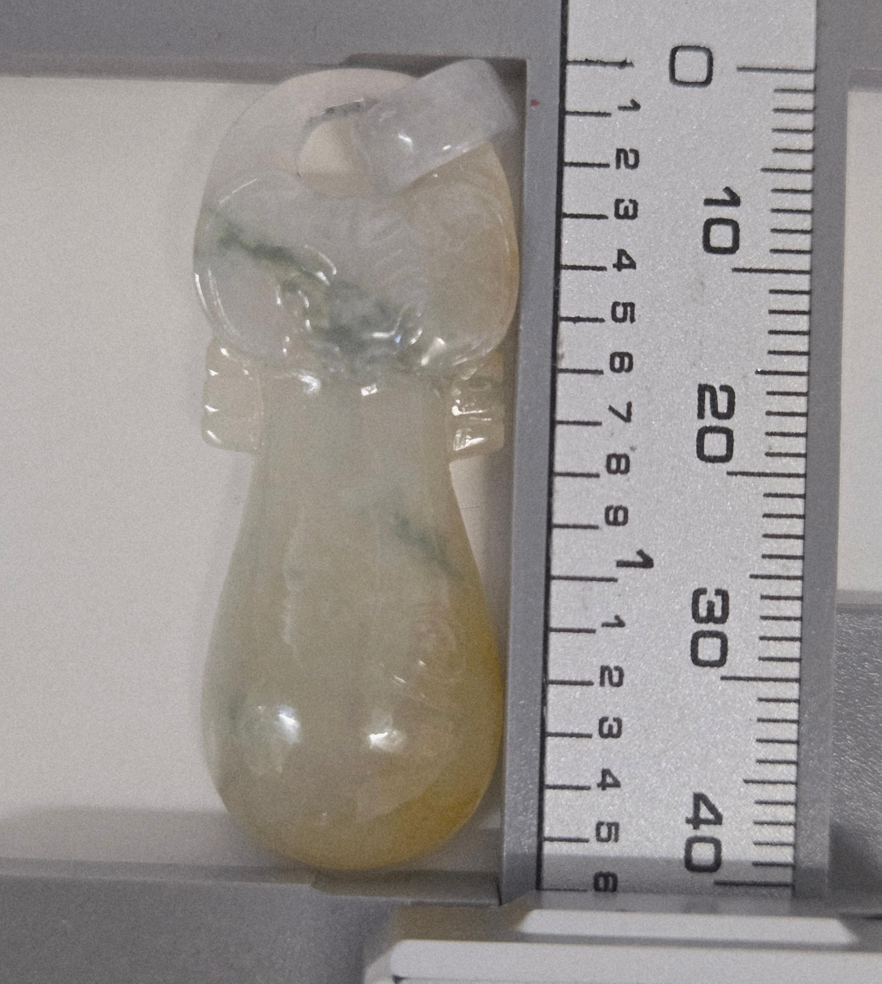 Ciondolo Pipa Ruyi di giada naturale intagliato a mano in vendita 4