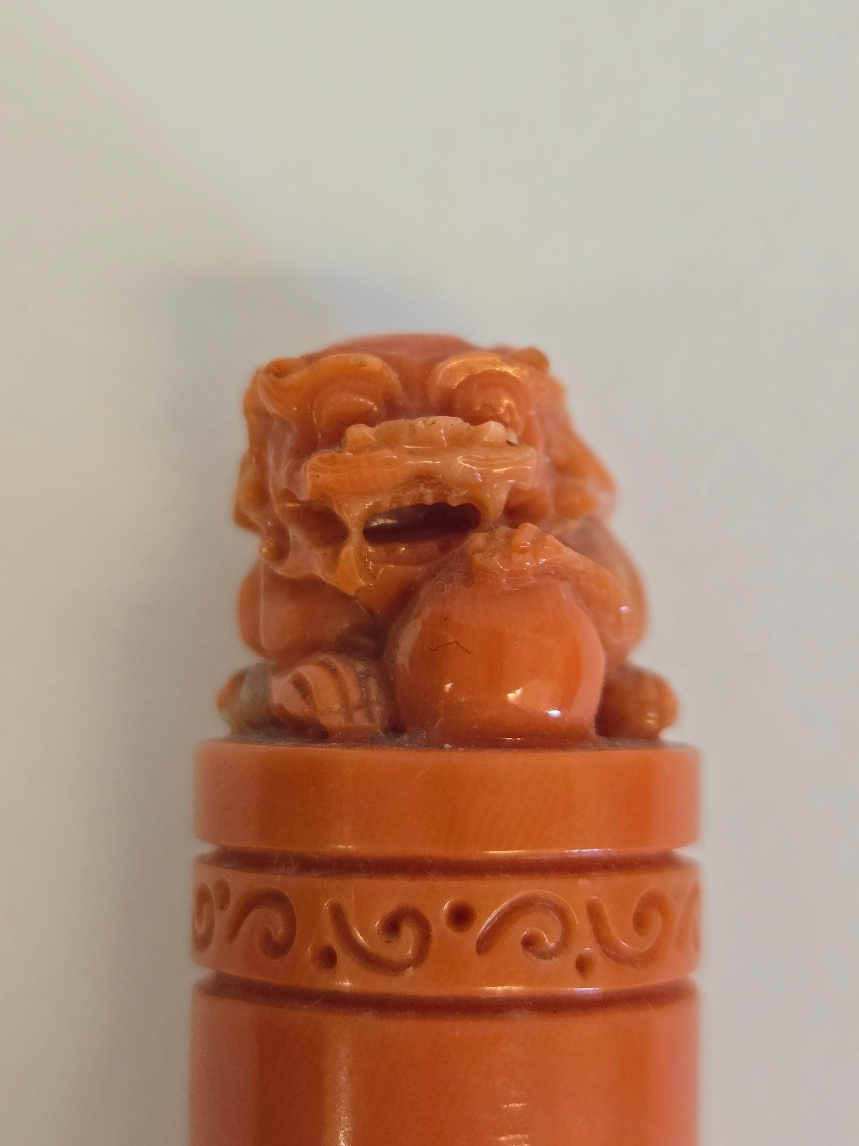 Artisan Cachet de lion chinois en corail orange-rouge naturel sculpté à la main en vente
