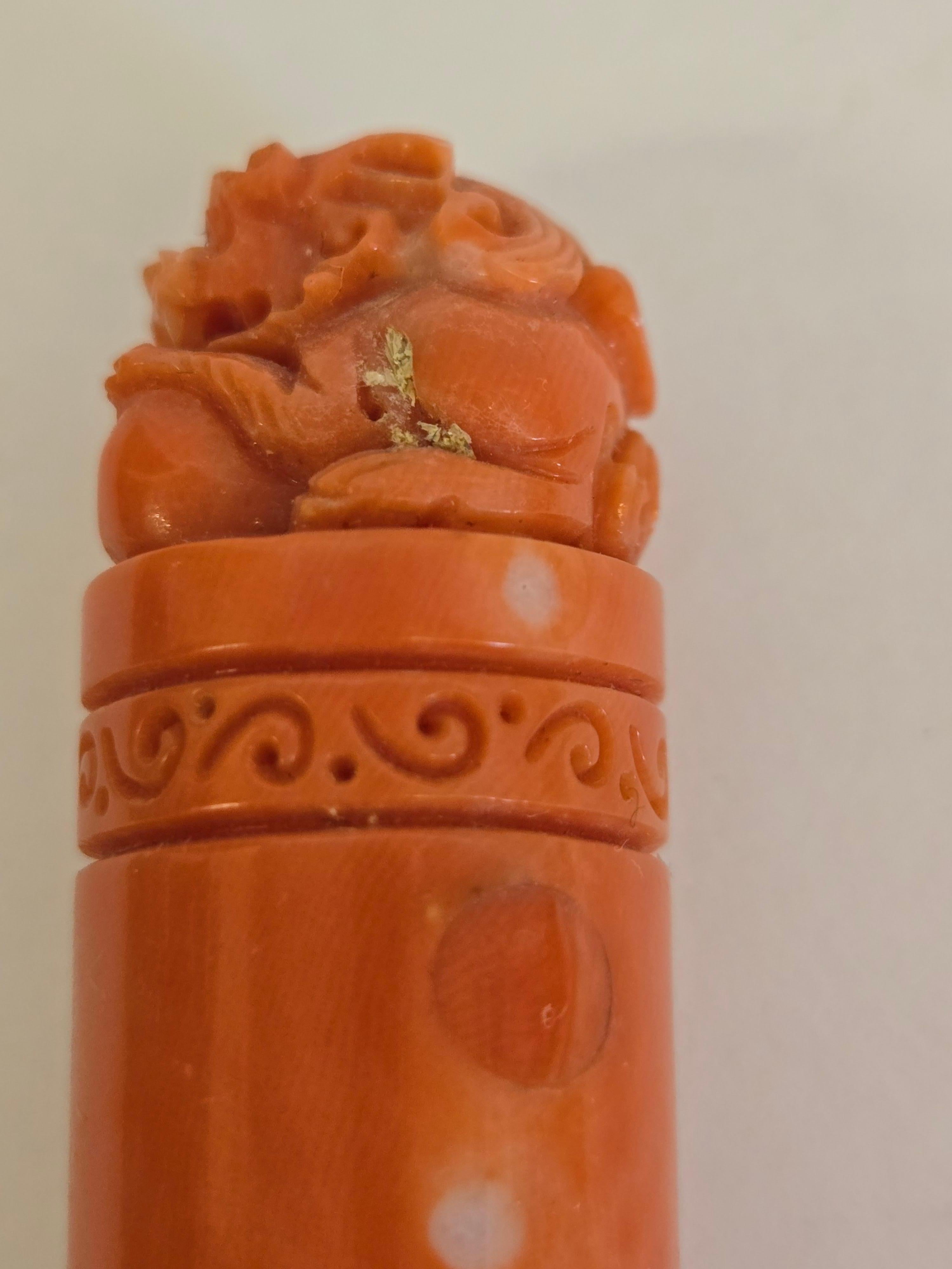 Cachet de lion chinois en corail orange-rouge naturel sculpté à la main Bon état - En vente à Pasadena, CA