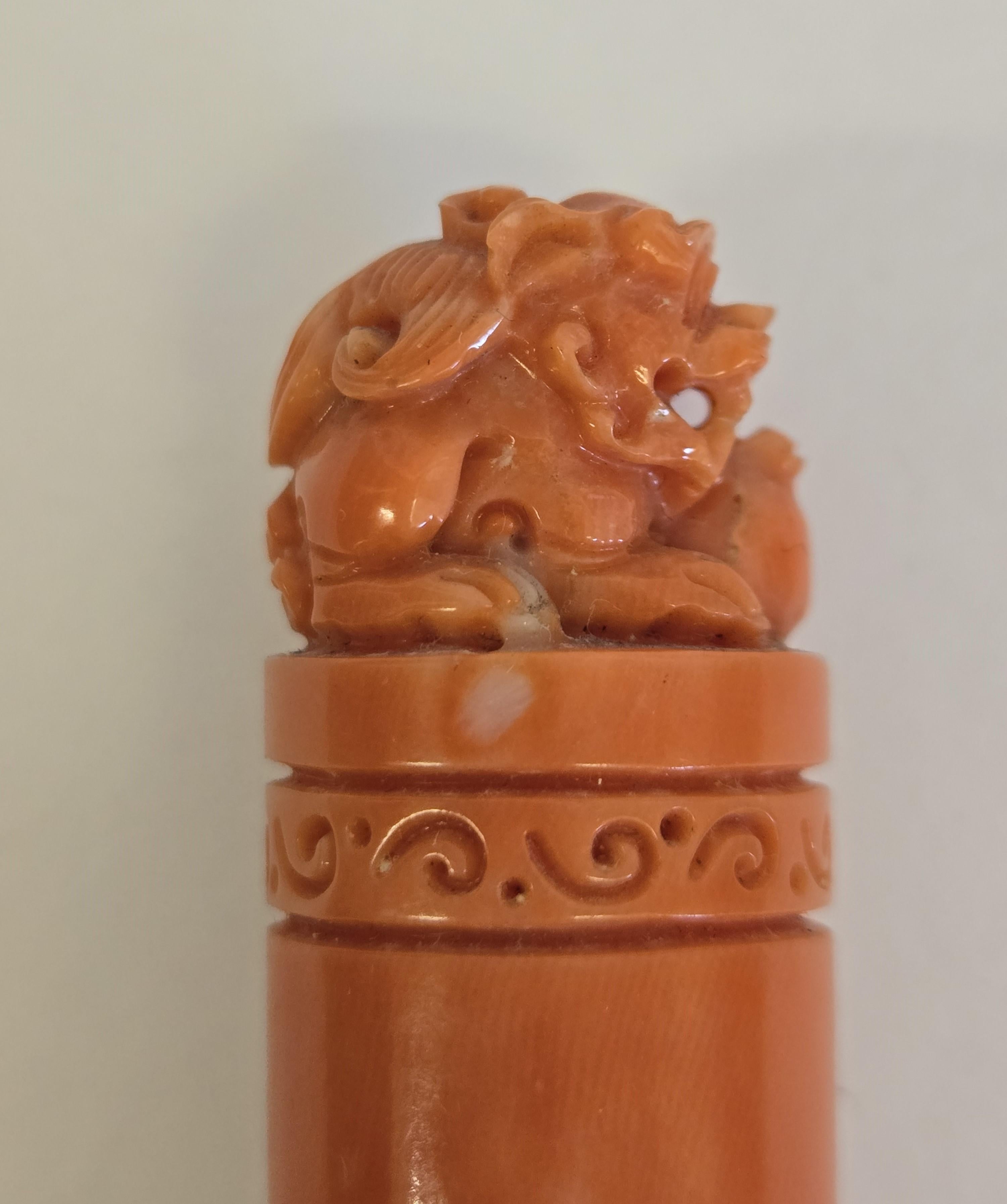 Cachet de lion chinois en corail orange-rouge naturel sculpté à la main en vente 3