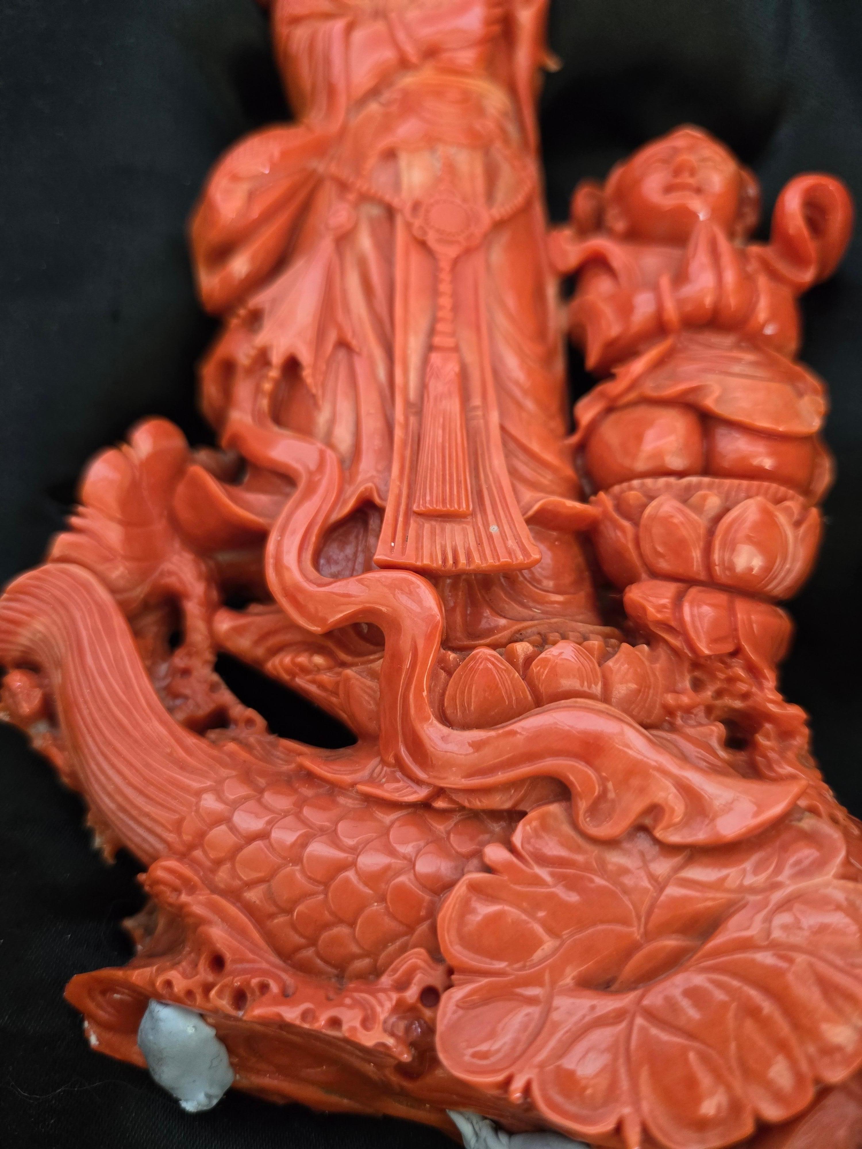 Sculpture sculptée à la main en corail rouge orange Guanyin avec adoration de Fairchild en vente 5