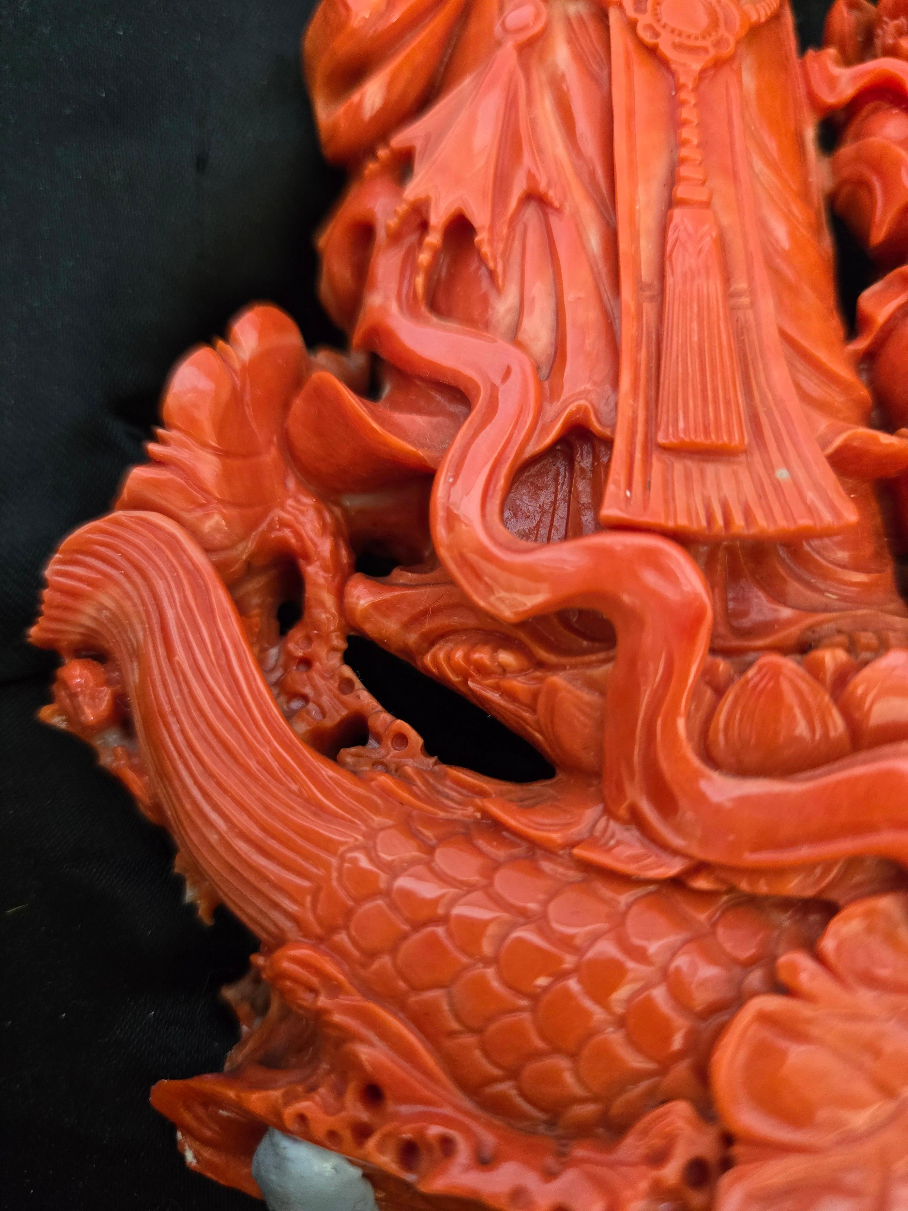 Sculpture sculptée à la main en corail rouge orange Guanyin avec adoration de Fairchild en vente 6