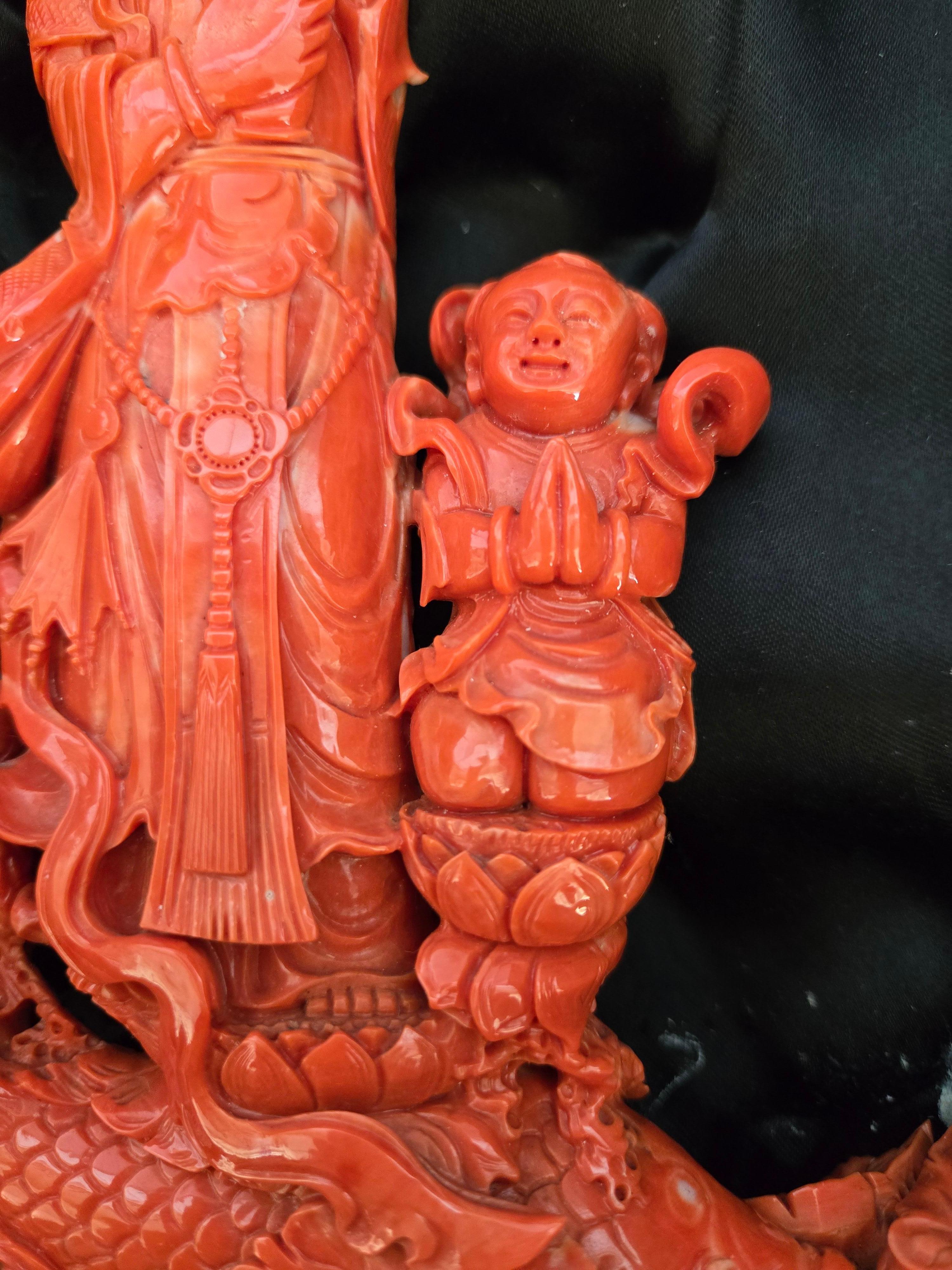 Sculpture sculptée à la main en corail rouge orange Guanyin avec adoration de Fairchild en vente 7
