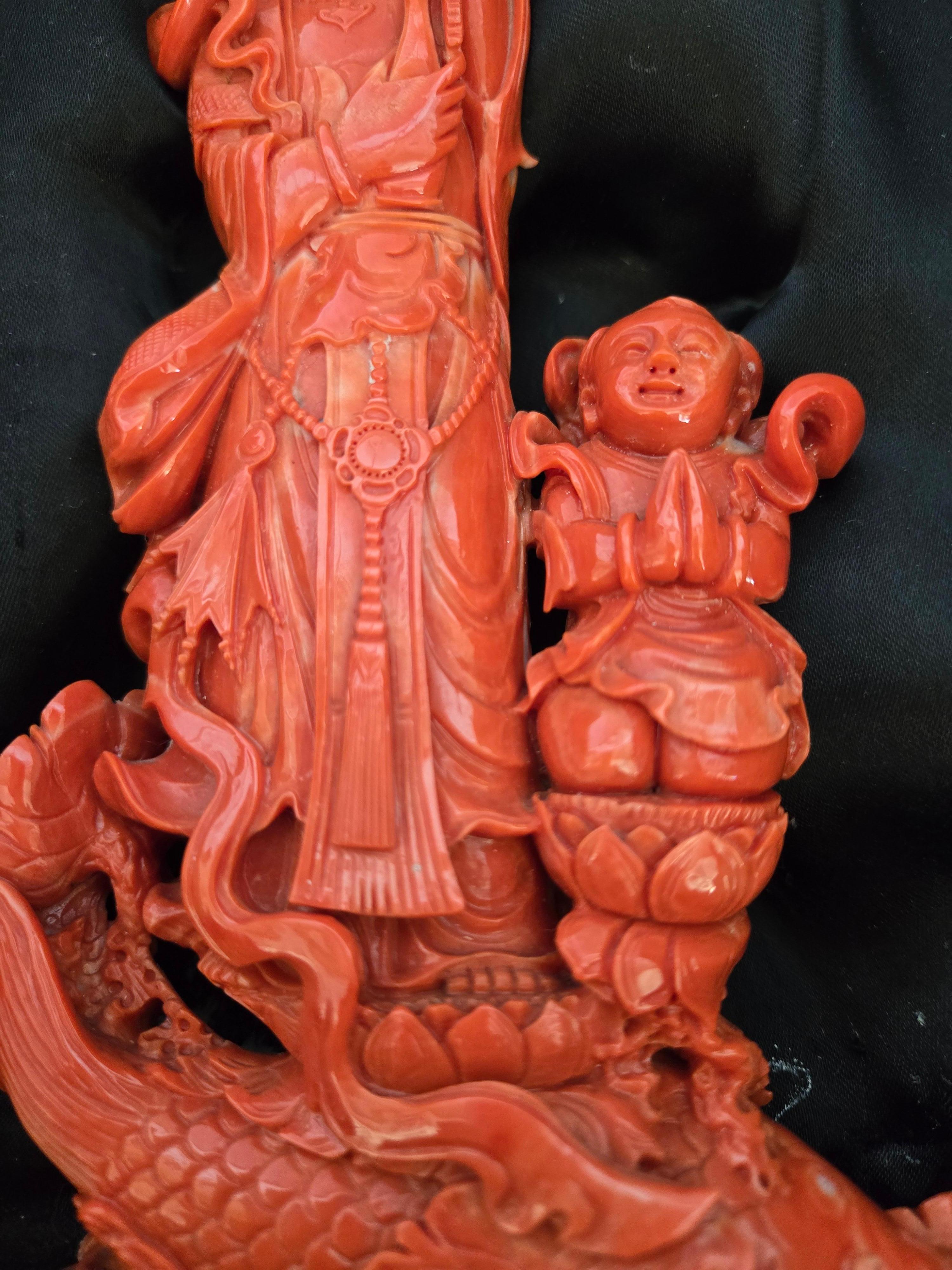 Sculpture sculptée à la main en corail rouge orange Guanyin avec adoration de Fairchild en vente 8