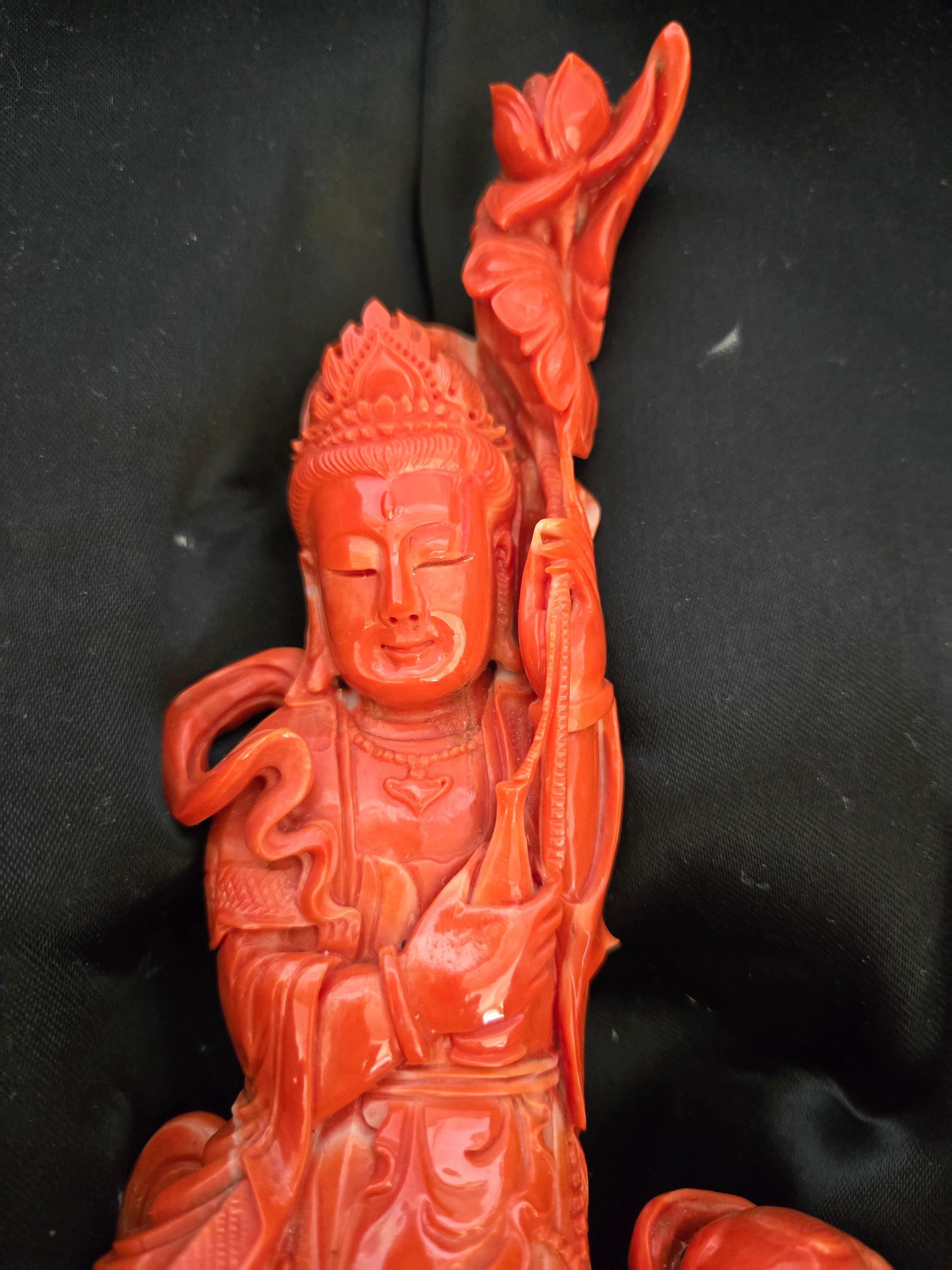 Sculpture sculptée à la main en corail rouge orange Guanyin avec adoration de Fairchild en vente 9