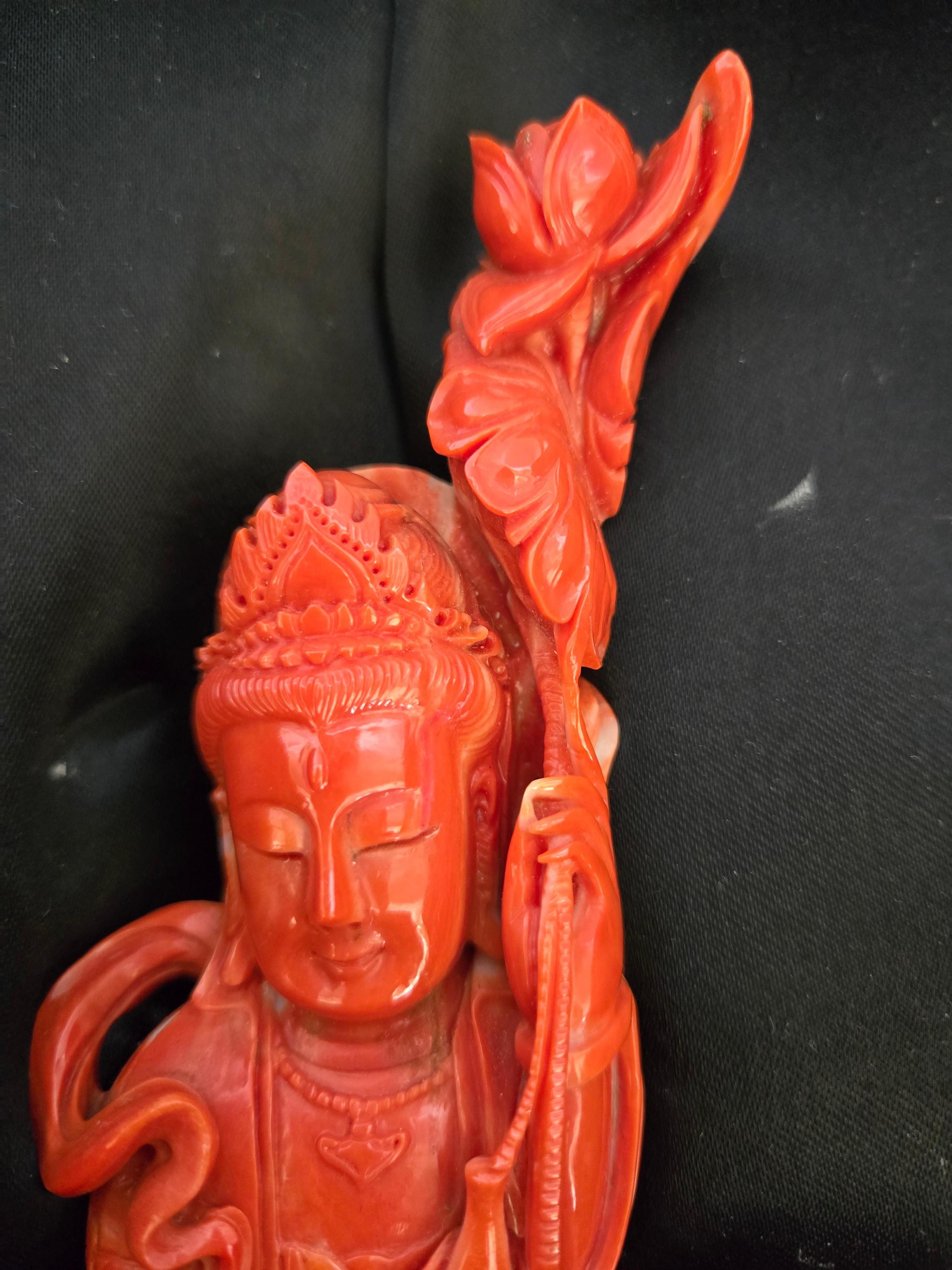 Sculpture sculptée à la main en corail rouge orange Guanyin avec adoration de Fairchild en vente 10