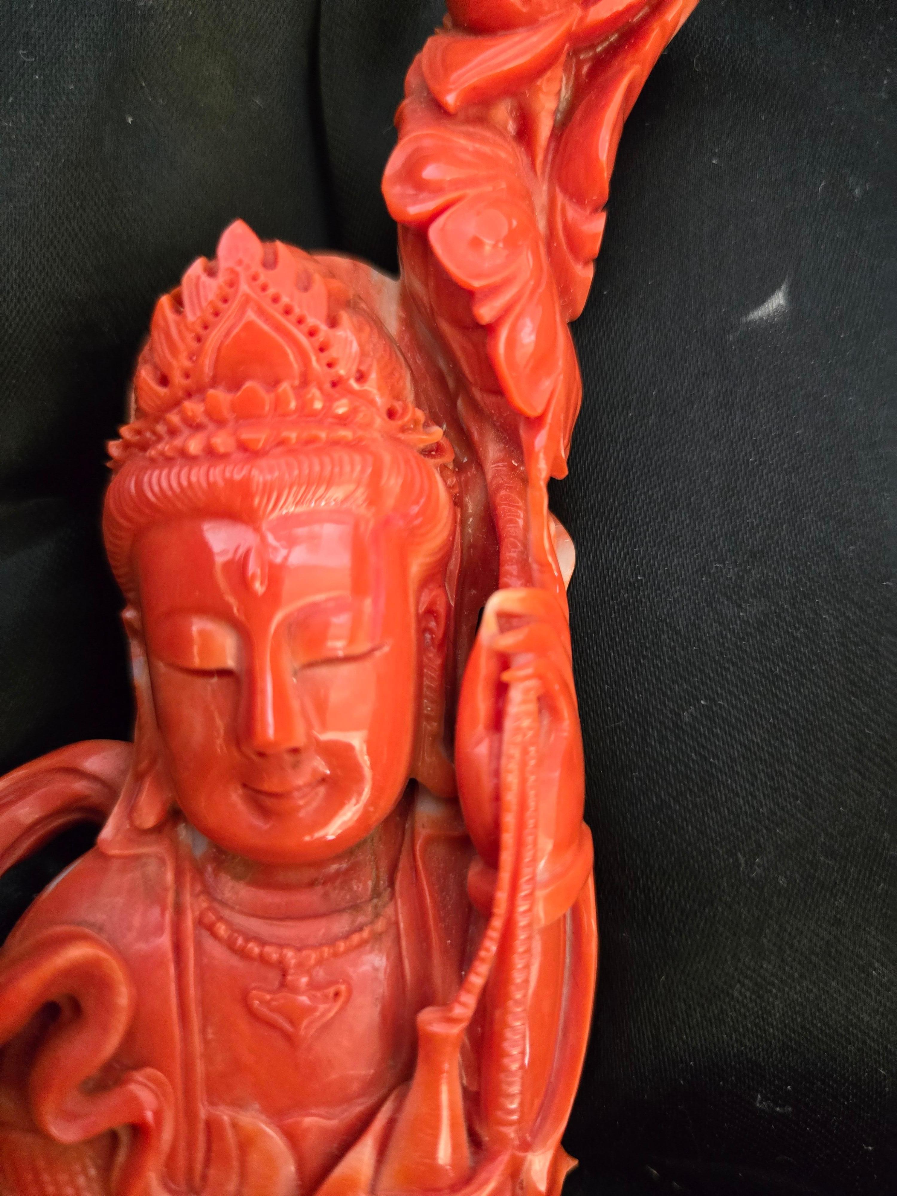 Sculpture sculptée à la main en corail rouge orange Guanyin avec adoration de Fairchild en vente 11