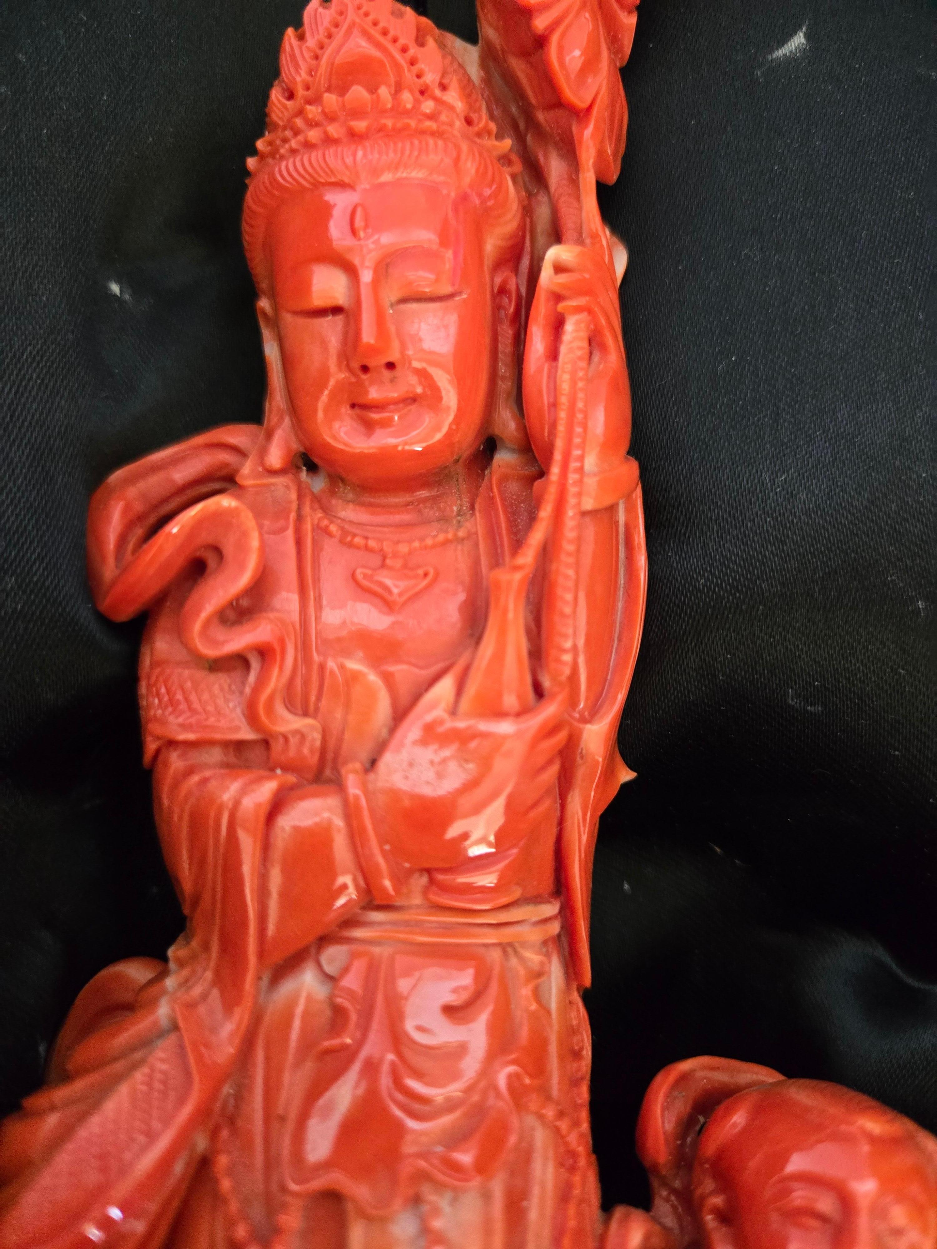 Sculpture sculptée à la main en corail rouge orange Guanyin avec adoration de Fairchild en vente 12