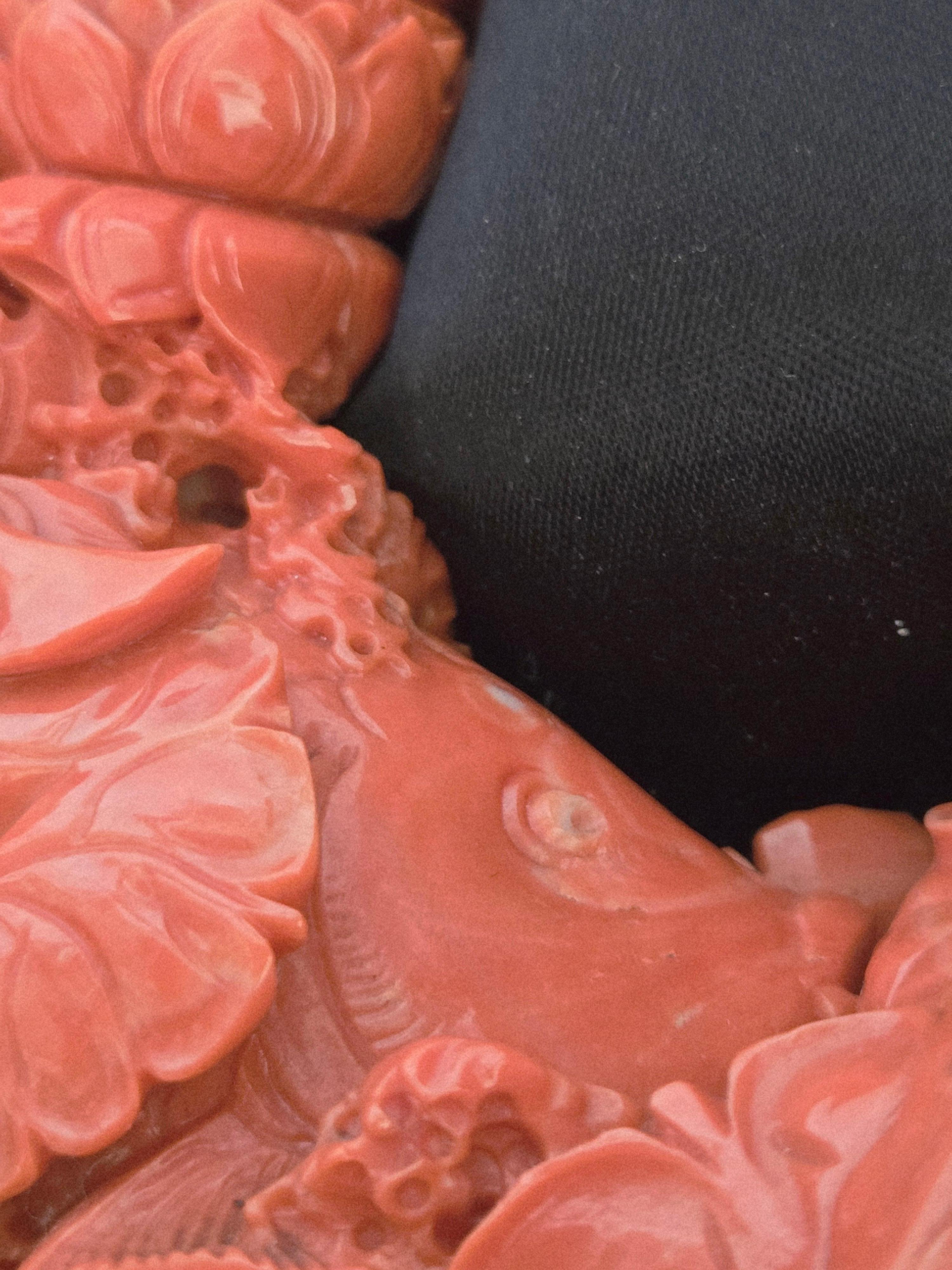 Sculpture sculptée à la main en corail rouge orange Guanyin avec adoration de Fairchild en vente 13