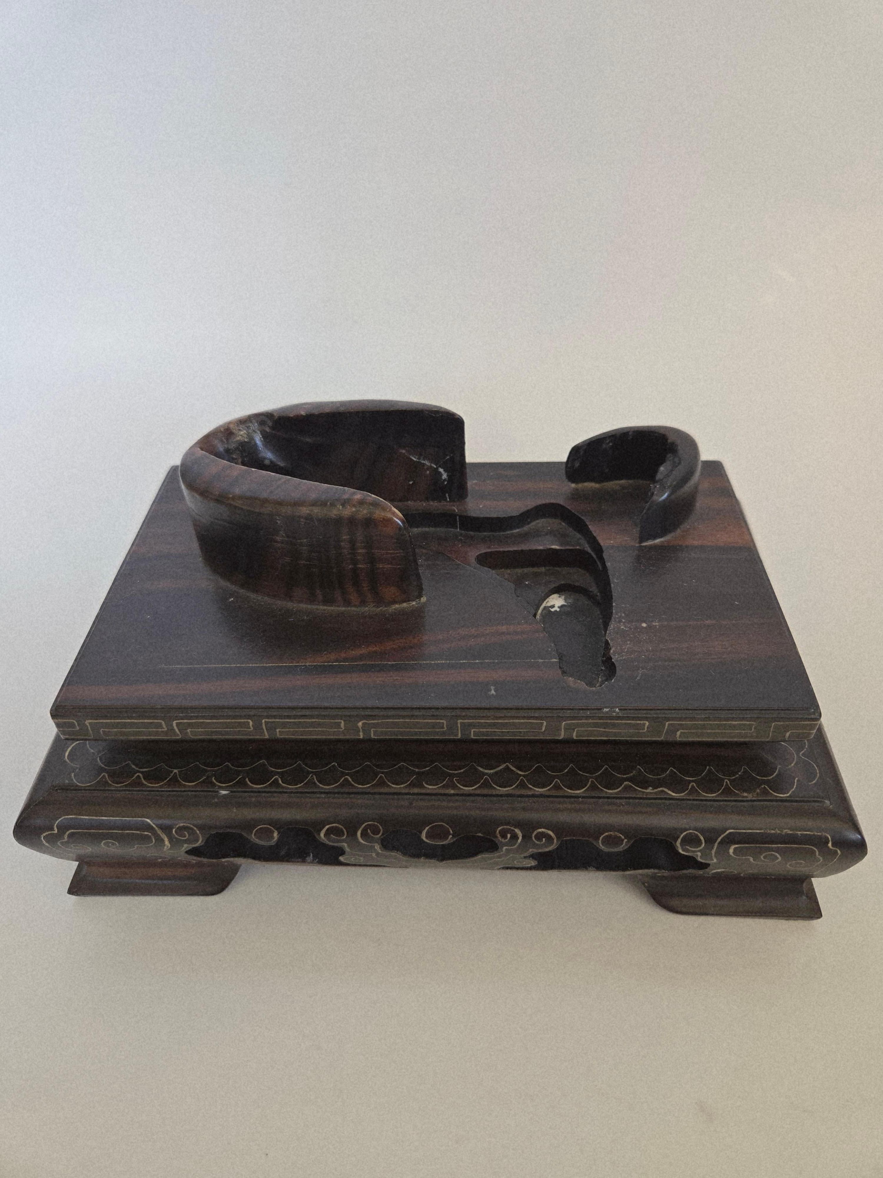 Sculpture sculptée à la main en corail rouge orange Guanyin avec adoration de Fairchild en vente 14