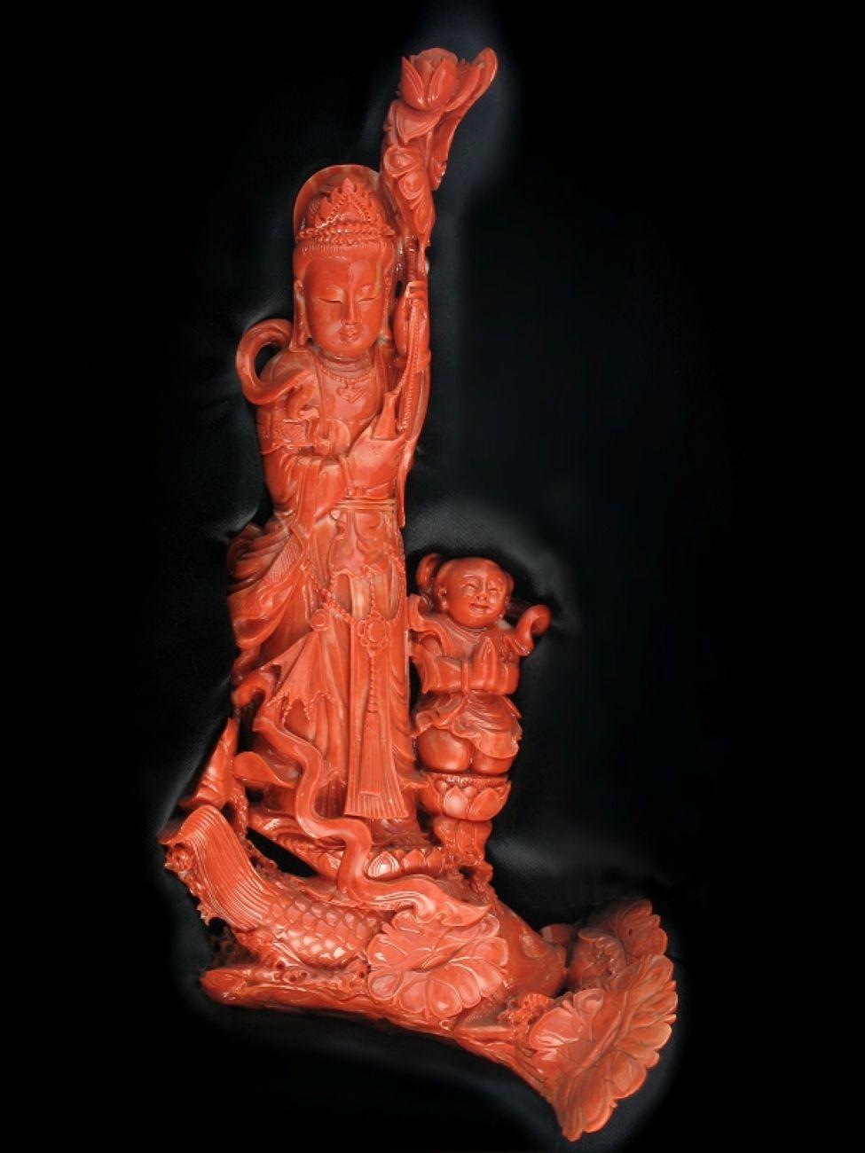 Artiste Sculpture sculptée à la main en corail rouge orange Guanyin avec adoration de Fairchild en vente