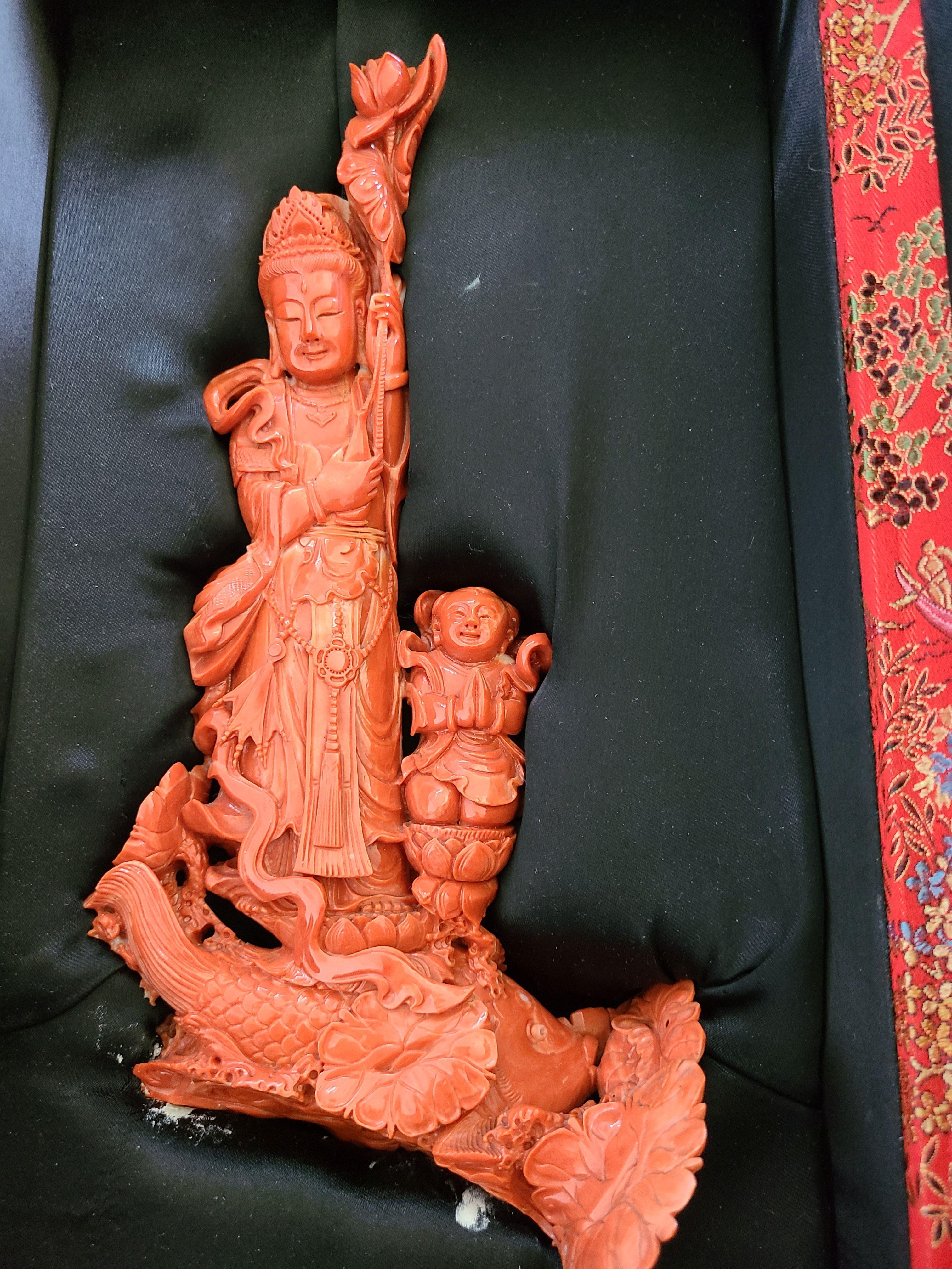 Sculpture sculptée à la main en corail rouge orange Guanyin avec adoration de Fairchild Bon état - En vente à Pasadena, CA