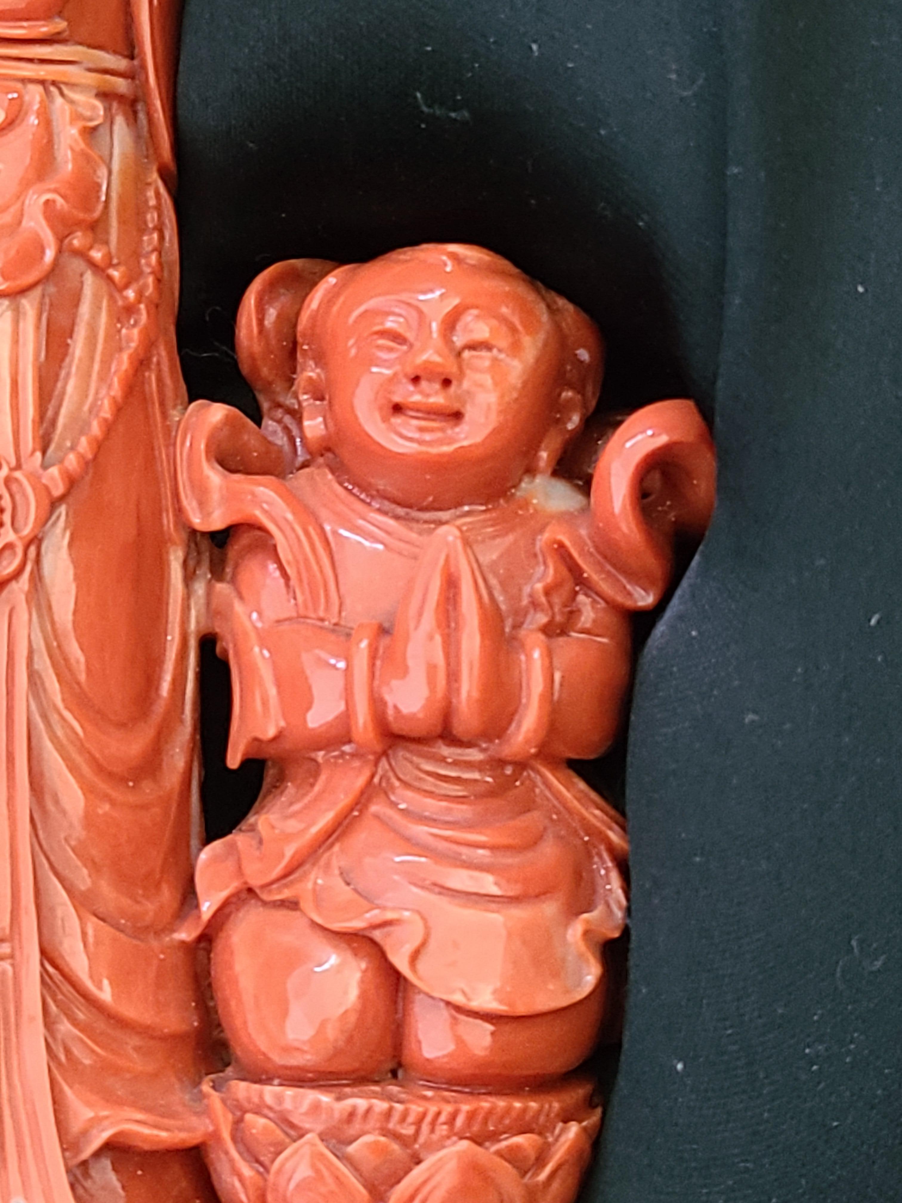 Sculpture sculptée à la main en corail rouge orange Guanyin avec adoration de Fairchild Unisexe en vente