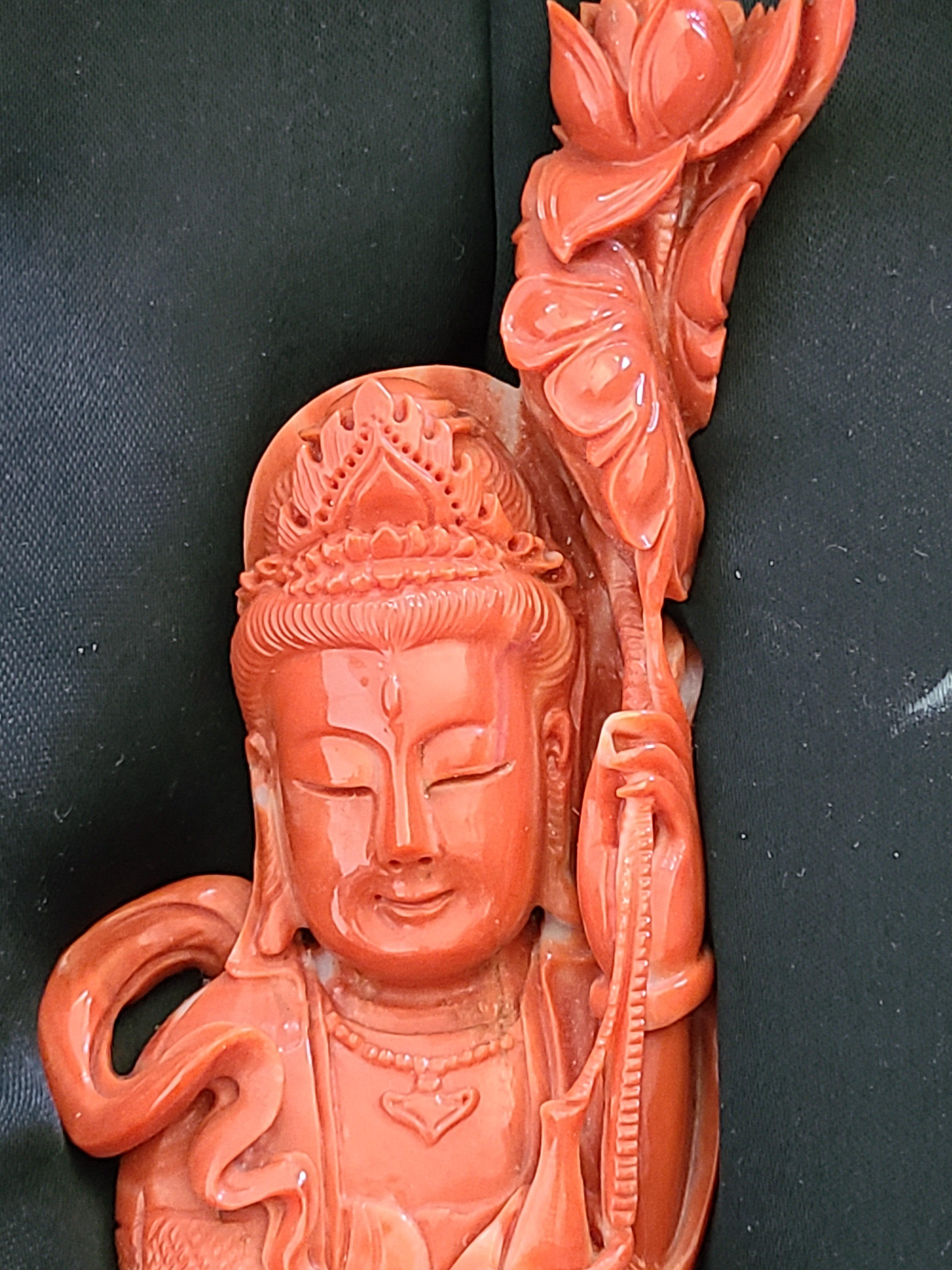 Sculpture sculptée à la main en corail rouge orange Guanyin avec adoration de Fairchild en vente 1