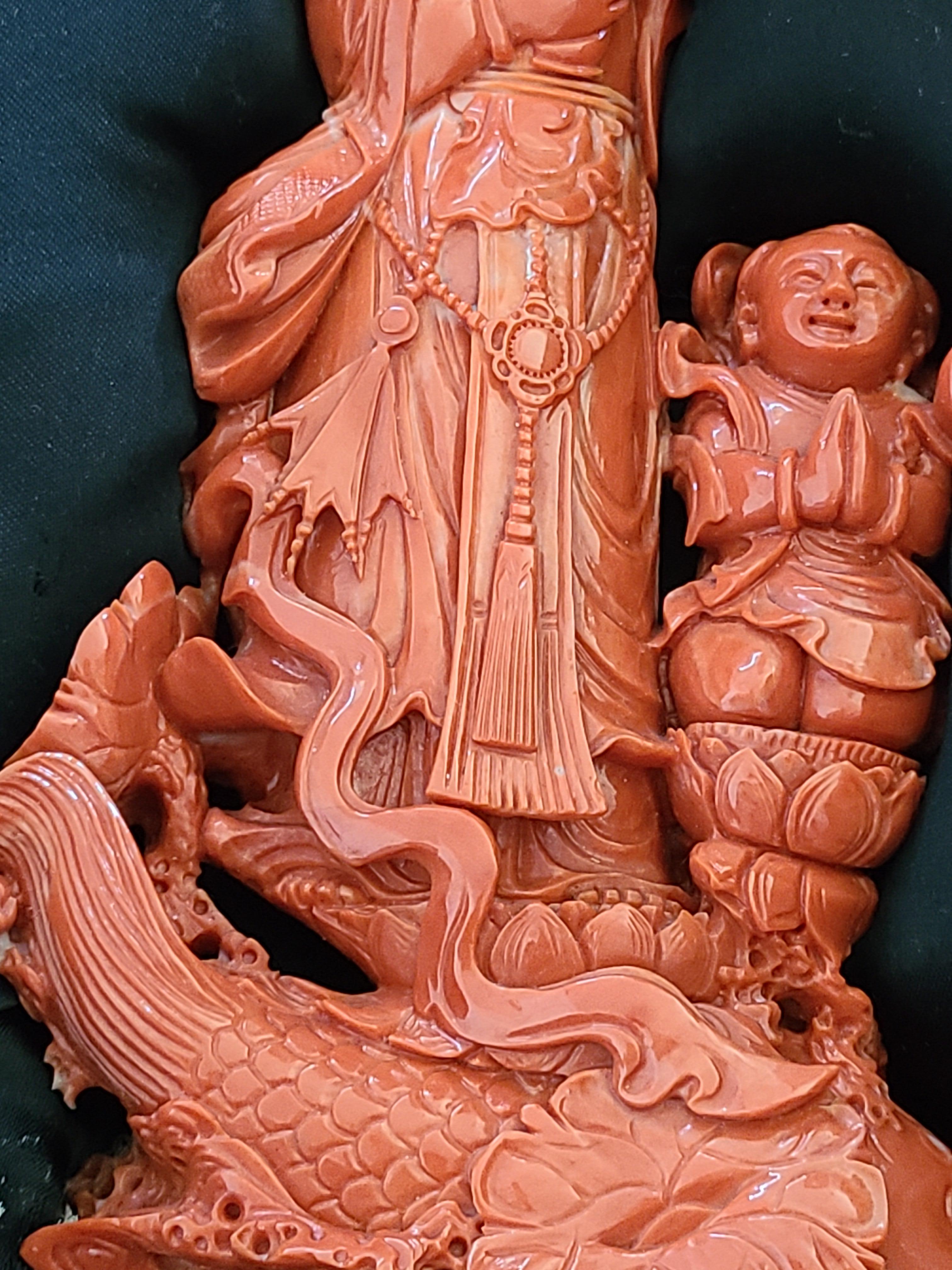 Sculpture sculptée à la main en corail rouge orange Guanyin avec adoration de Fairchild en vente 2