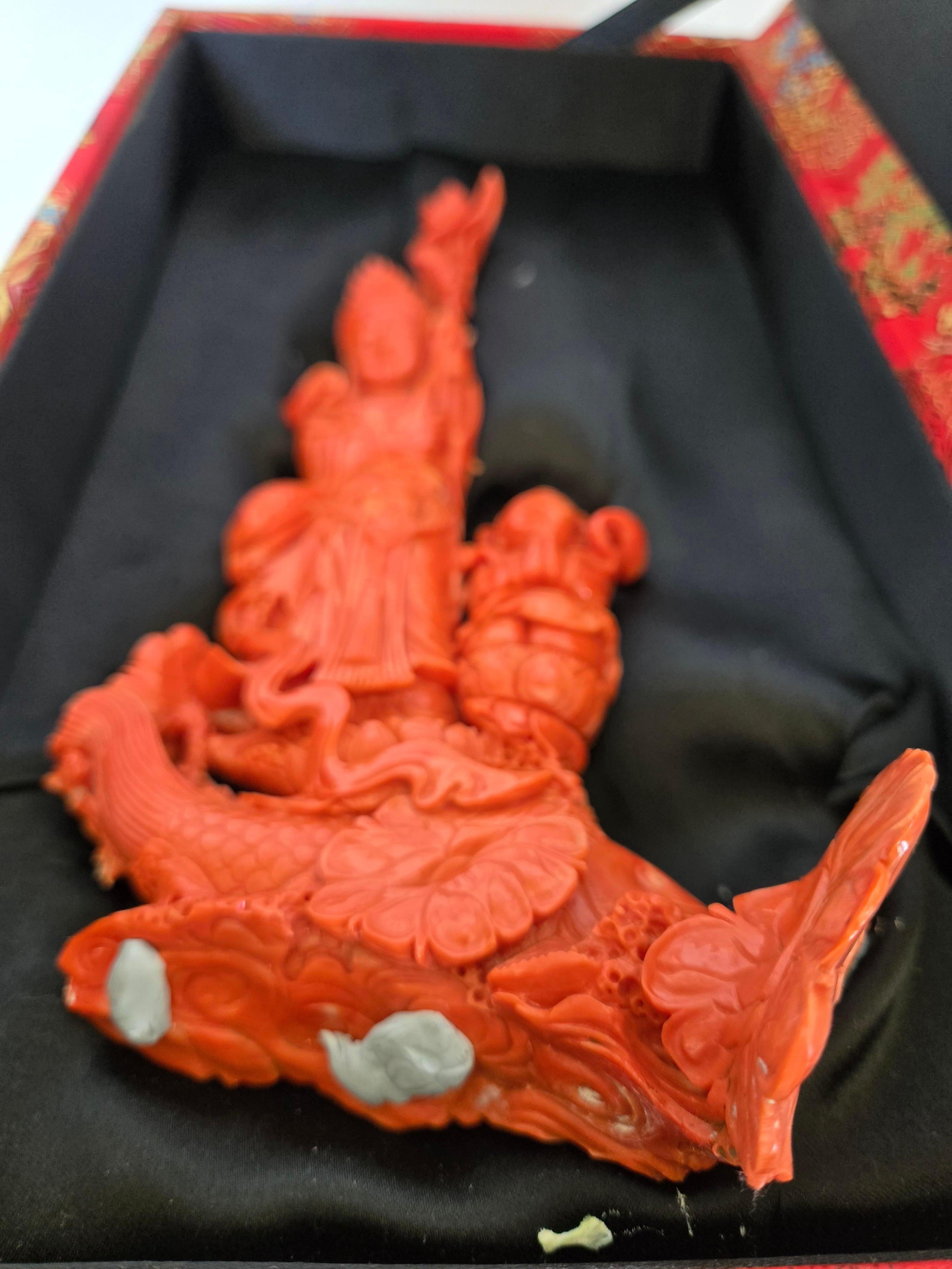Sculpture sculptée à la main en corail rouge orange Guanyin avec adoration de Fairchild en vente 3