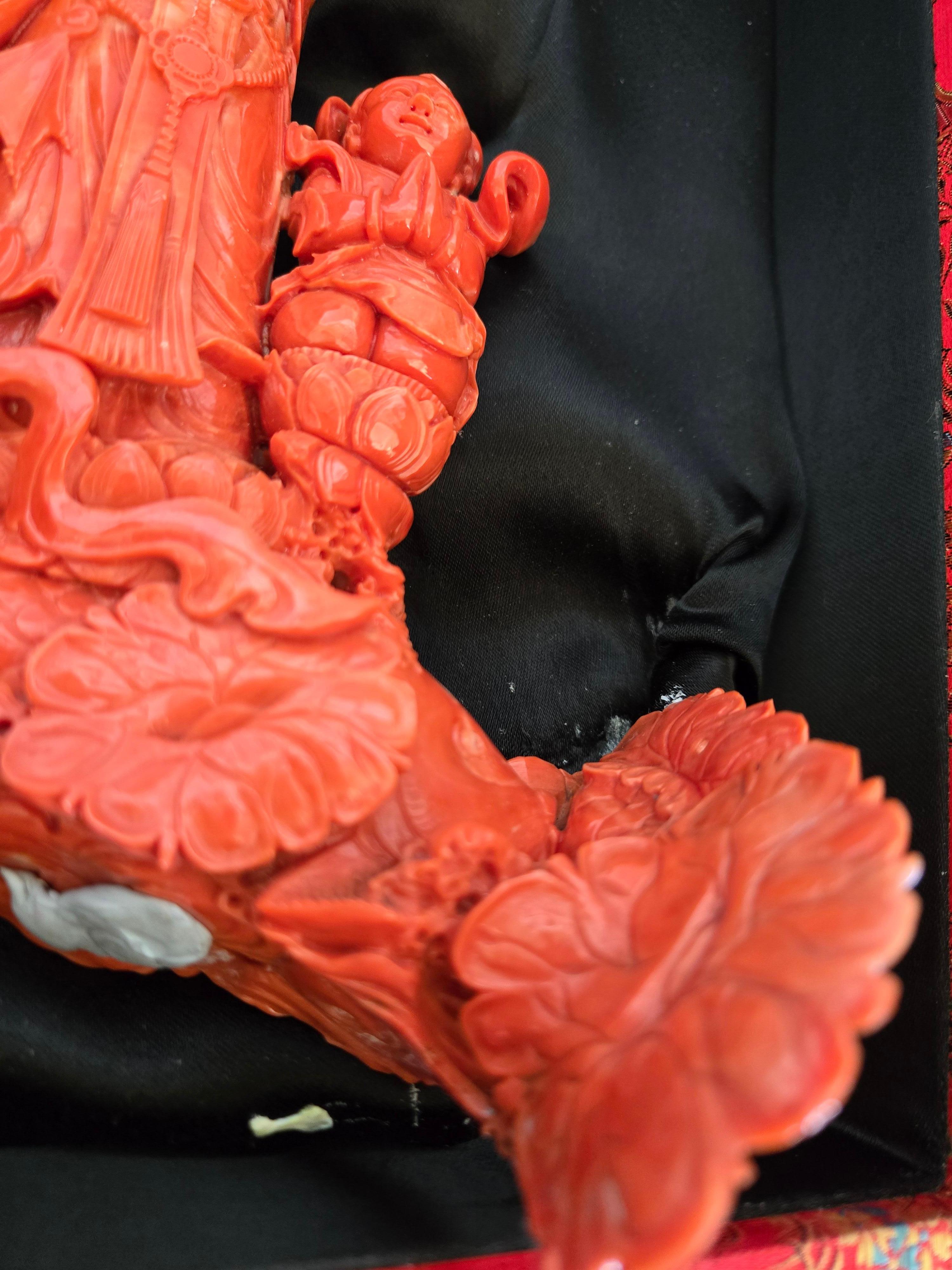 Sculpture sculptée à la main en corail rouge orange Guanyin avec adoration de Fairchild en vente 4