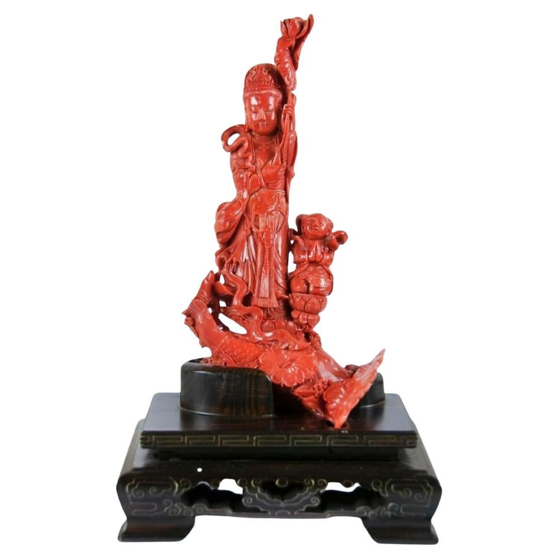 Sculpture sculptée à la main en corail rouge orange Guanyin avec adoration de Fairchild en vente