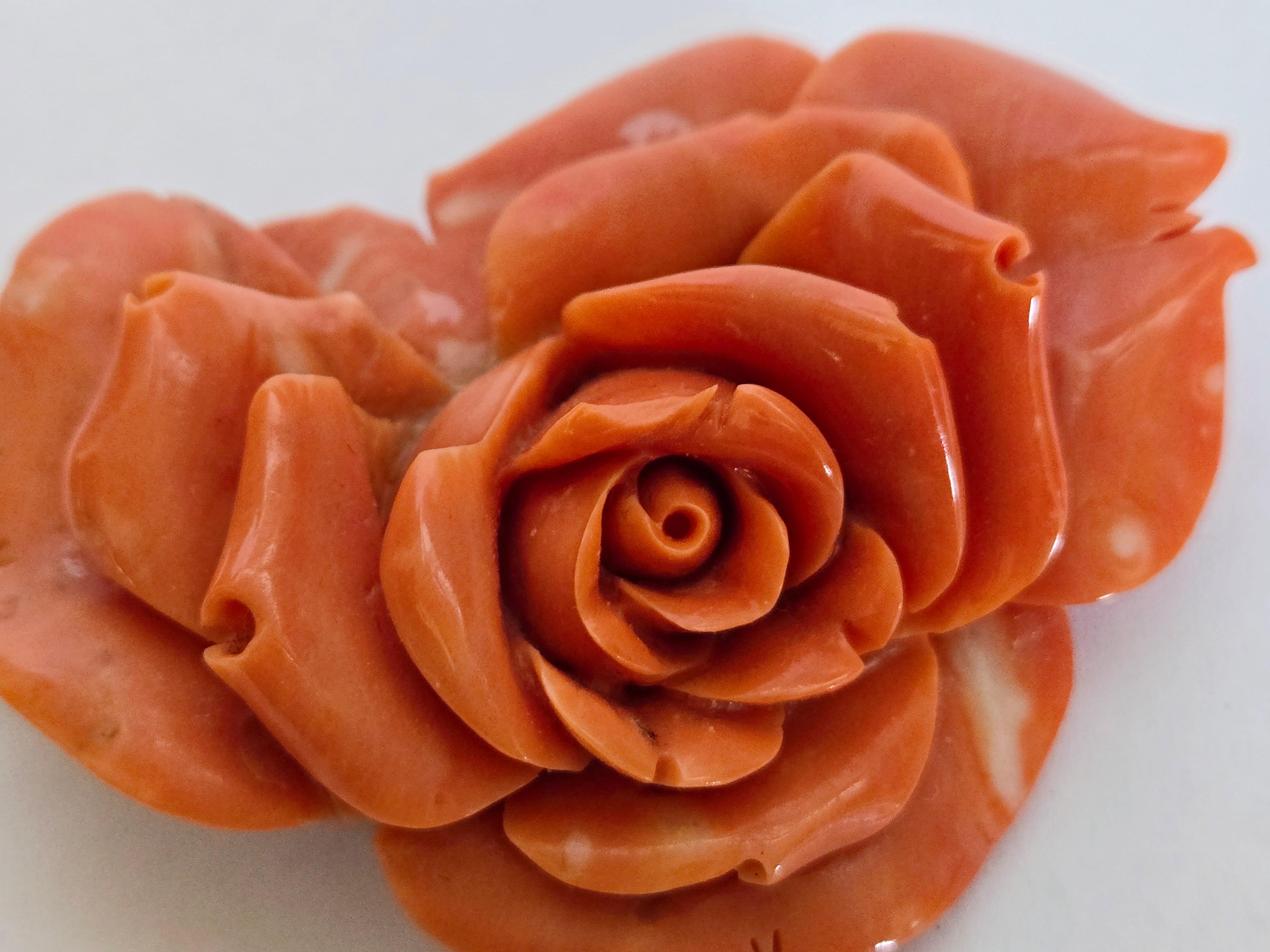 Handgeschnitzte natürliche orange-rote Coral Rose Ornament im Angebot 4