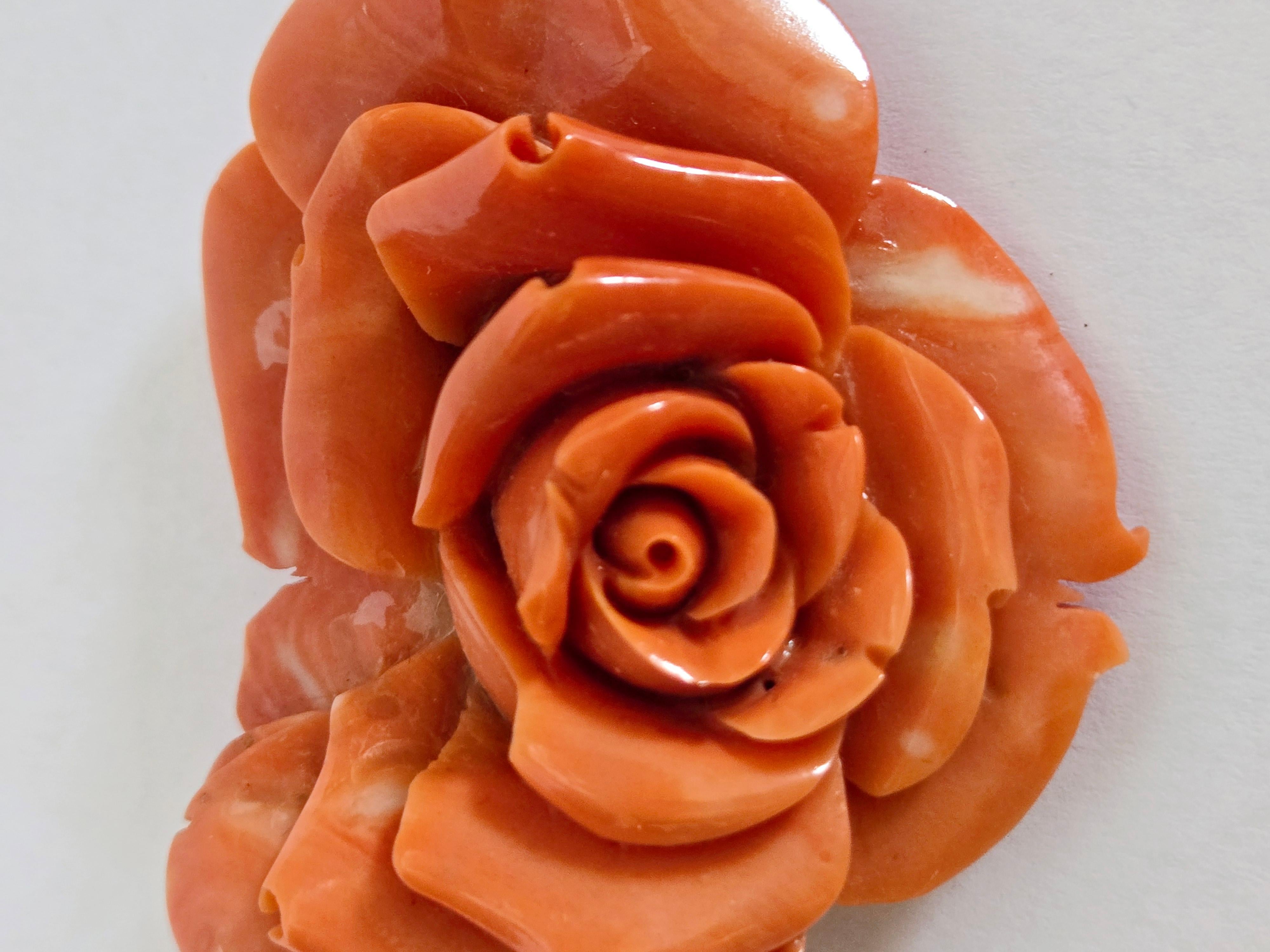 Handgeschnitzte natürliche orange-rote Coral Rose Ornament im Angebot 5