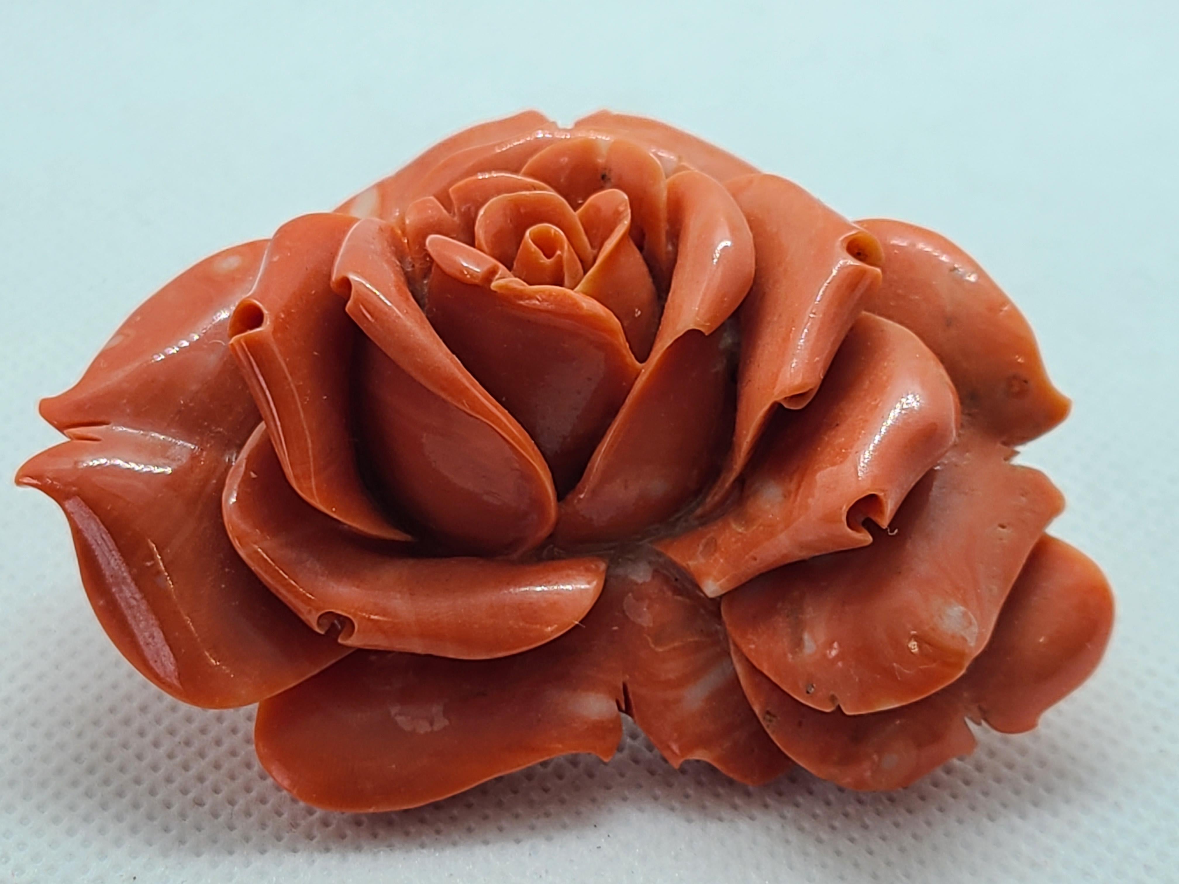 Handgeschnitzte natürliche orange-rote Coral Rose Ornament (Kunsthandwerker*in) im Angebot
