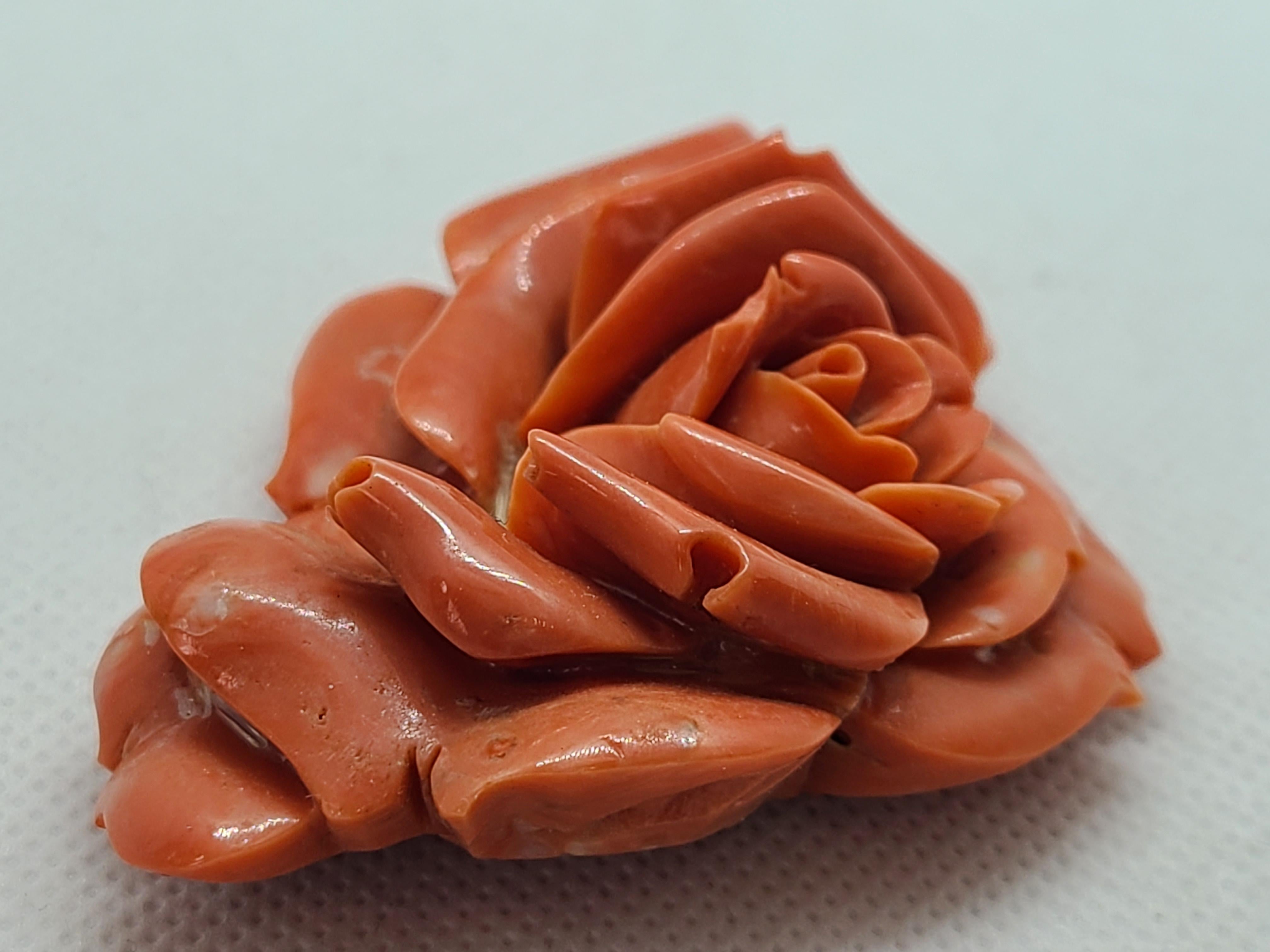 Handgeschnitzte natürliche orange-rote Coral Rose Ornament im Zustand „Gut“ im Angebot in Pasadena, CA